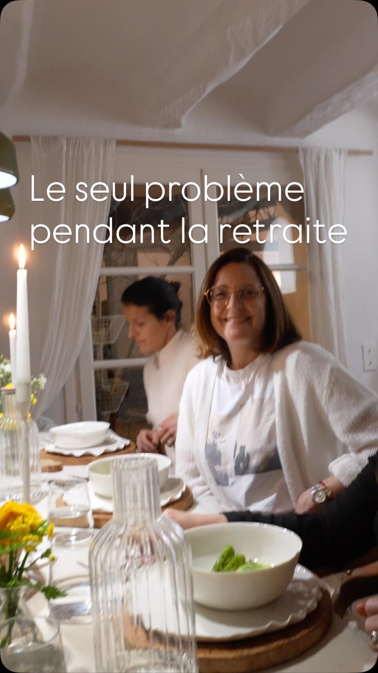 On avait tout imaginé.
Modeler au soleil, les mains dans l’argile, entourées de nature, baignées de lumière sur la Côte d’Azur.
Et puis la météo en a décidé autrement.
La pluie s’est invitée, sans prévenir.
Alors on s’est adaptées.
On a déplacé l’atelier à l’intérieur, dans le salon, près de la cheminée.
Et finalement, c’était encore plus beau.
Une ambiance douce, chaleureuse, presque intime.
Le bruit de la pluie dehors, la chaleur du feu, et nos mains qui façonnent la terre.
Comme quoi, en céramique comme dans la vie, ce ne sont pas les plans parfaits qui créent les moments les plus forts, mais ce qu’on en fait.
Retraite céramique
Retraite yoga
Retraite Côte d’Azur
Une expérience vivante, sincère, où chaque instant devient unique.
Si vous ressentez l’envie de ralentir, de créer et de vous reconnecter, les prochaines dates arrivent bientôt.
Les places sont limitées, les inscriptions sont ouvertes.