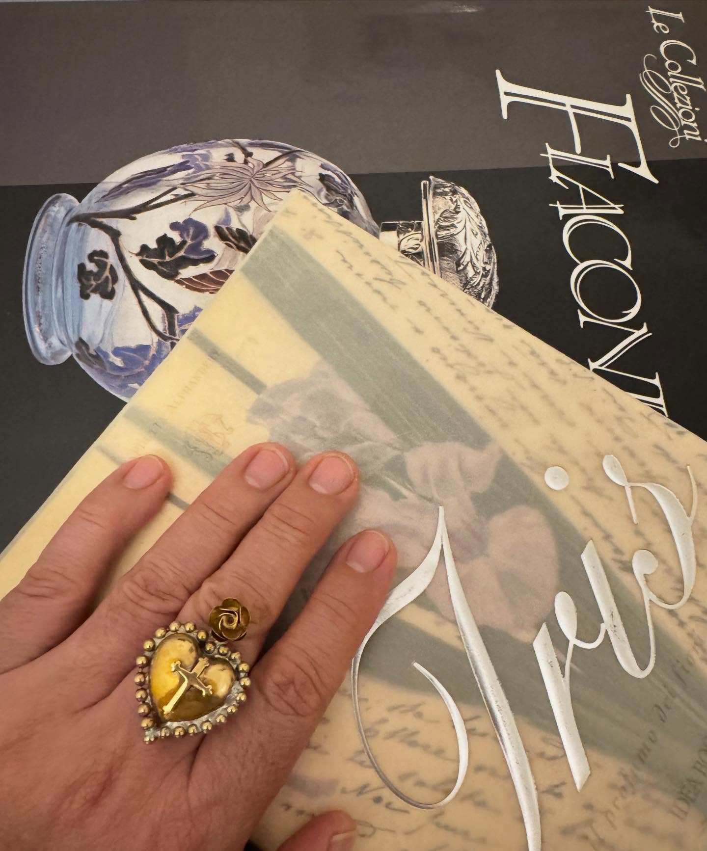 RICORDI DI MODENA!
Maravillosos souvenirs de Modena, dos libros increíbles:
- Le Collezioni Flaconi, un libro que ilustra la historia y evolución de los frascos y contenedores de perfume desde la antigüedad hasta finales del siglo XX
- Iris, Il Profumo Dei Fiori, explica la importancia de esta icónica flor en la historia, las artes, su simbología, la cosmética y la perfumería, además de las diferentes variedades que existen y su cultivo.
Y el souvenir más especial es esta preciosa pieza de joyería artesanal: el anillo de la foto de estilo Ex-voto o Cuore Sacro, un regalo muy especial que me ha hecho Elisa, la encantadora propietaria de la perfumería @brameprofumi de Modena, yo soy un fanático de los Cuori Sacri por toda la carga simbólica que tienen, ellos representan el amor divino de Cristo que nos cobija siempre con la pureza de su benevolente protección ❤️🙏🏼
Grazie Mille Cara Elisa @brameprofumi ogni volta che indosserò l’anello, lo farò con tutto il rispetto e l’amore del mondo, perché porterò Modena nel mio cuore e un cuore di Modena con me ❤️
#ricardoramosperfumesdeautor #brameprofumi #sacrocuore #modena #italia