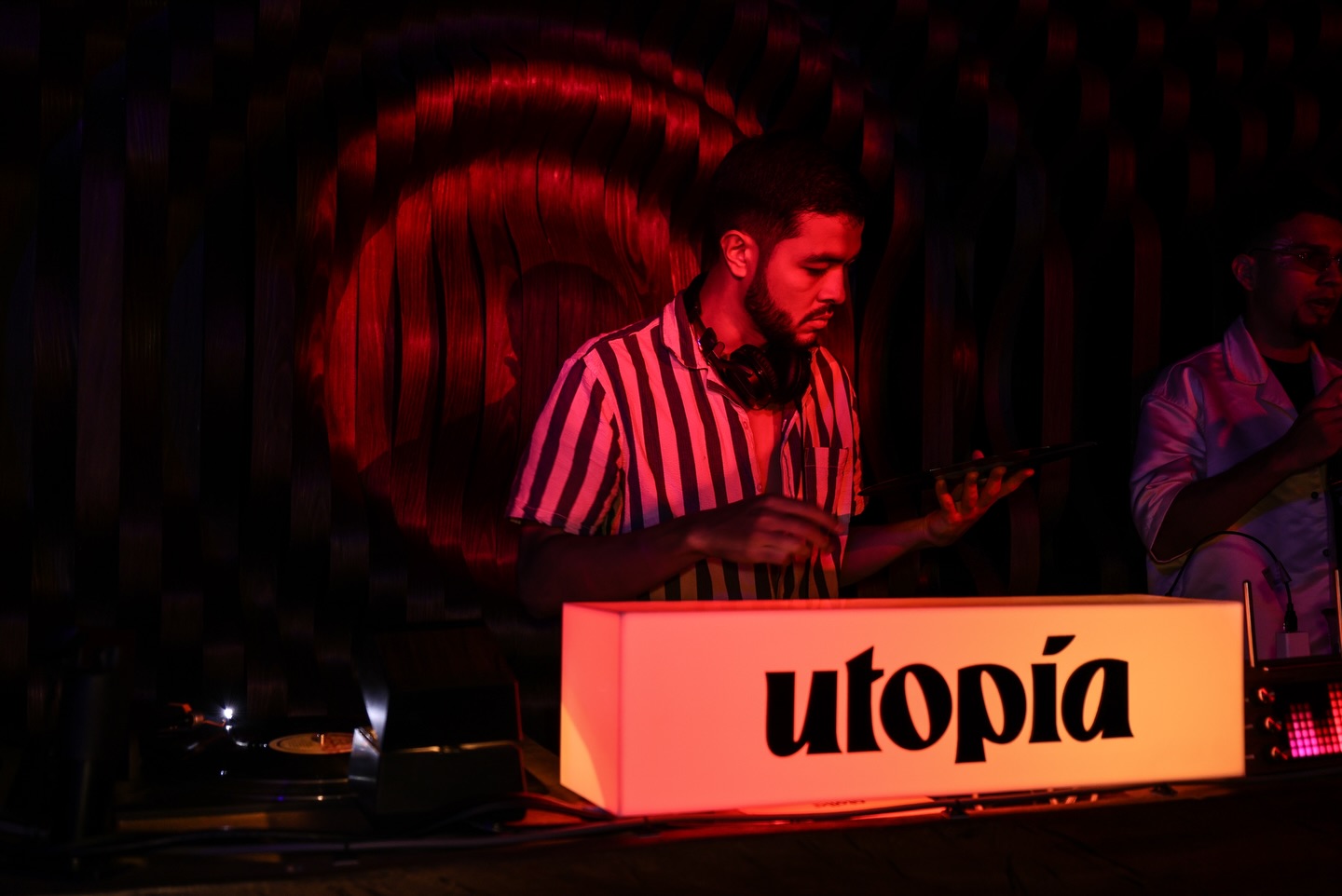 ☀️PUERTA DEL SOL
📌Organiza: @proyecto_utopia_
📌Lee la nota completa en Bloggaleriadearte.com
Hay fiestas que se olvidan al despertar y hay encuentros que se quedan tatuados en la memoria (y, en este caso, también en la piel).
Lo que ocurrió en Estación Central, la antigua fábrica de 3 Cordilleras, no fue solo un evento de agenda; fue la consolidación de un ecosistema que se niega a aceptar que la fiesta en Colombia debe ser una fila aburrida y un VIP segregado.