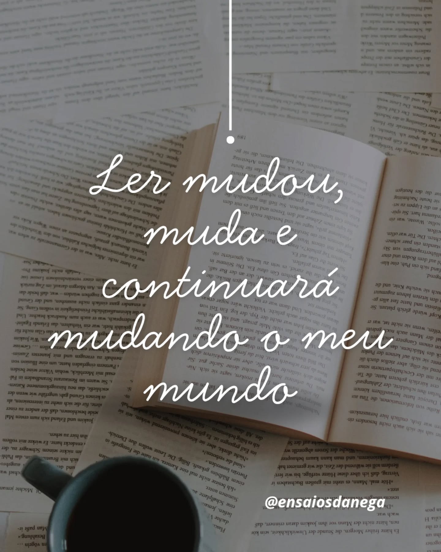 A leitura sempre foi mais do que apenas passar os olhos por palavras em uma página. Para mim, ela é uma porta para outros mundos, uma janela para outras almas e um espelho para a minha própria. Com cada livro que termino, sinto como se estivesse renascendo, com novas perspectivas e uma compreensão mais profunda do mundo ao meu redor.
Nosso apartamento era um mundo de cores, cheiros e sabores. Embaladas por músicas e histórias, algumas da vida e outras dos livros da estante. A paixão pelos livros foi algo herdado da minha avó e da minha mãe. Lembro-me da primeira vez que me perdi nas páginas de um livro. Era como se estivesse vivendo aquela história, sentindo as mesmas emoções que os personagens. A partir daquele momento, a leitura se tornou uma paixão constante.
O ano de 2023 foi marcado pelo reencontro entre mim e a literatura, que há muito estava adormecida esperando o momento exato para voltar. Através dos livros, viajei por países distantes, conheci pessoas incríveis e vivi aventuras que nunca imaginei serem possíveis.
Mas a leitura não se limita a nos transportar para outros lugares. Ela também nos ajuda a crescer como pessoas. Ao nos conectar com diferentes culturas, ideias e experiências, ela amplia nossos horizontes e nos torna mais tolerantes e compreensivos. Além disso, a leitura estimula nossa imaginação, desenvolve nosso senso crítico e melhora nossa capacidade de comunicação.
Com o tempo, percebi que a leitura não é apenas um hobby, mas sim uma necessidade. É através dela que encontro conforto, inspiração e um sentido de propósito. Os livros são meus companheiros mais fiéis, sempre presentes para me oferecer uma nova perspectiva ou uma palavra de conforto.
A frase "ler mudou, muda e continuará mudando o meu mundo" resume perfeitamente a minha experiência com a leitura. Ela é uma força transformadora que molda quem eu sou e como vejo o mundo. E eu sou eternamente grata por essa dádiva.
#LeituraÉCuidado #LeituraQueTransforma #livros