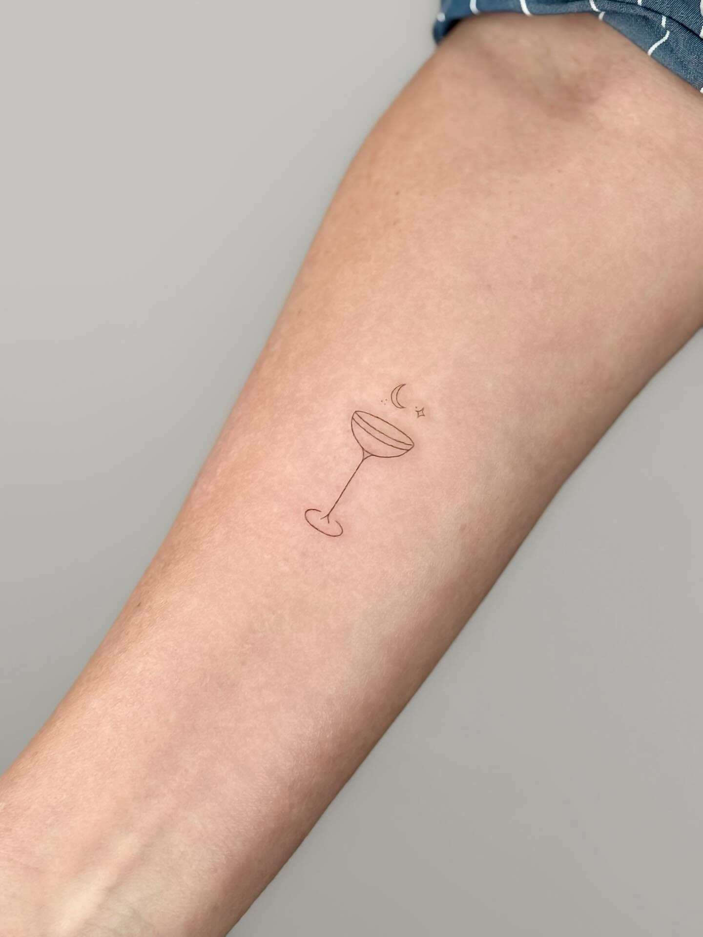 kleine motive, grosse bedeutung.
für die kleinen momente,
die man festhalten will.
gestochen von @ink.by.leonie ✨
#TattooGardenAarau #FinelineTattoo #InkByLeonie #MinimalTattoo