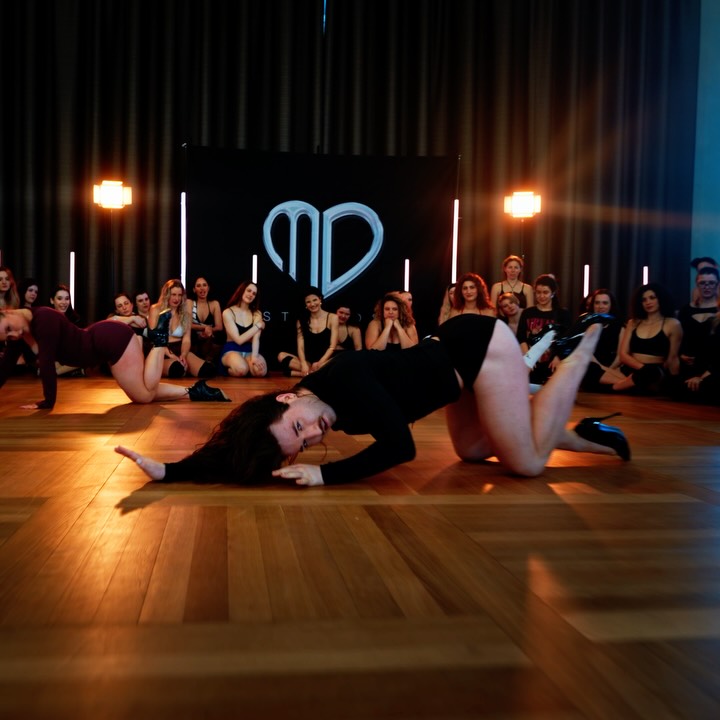 ending our Heels Intensive Vol. 2 posting series with the king @kuba.walica 👑😮💨 thank you for sharing everything you had with us ‼️🥹 your class was a push, it was honest, it was sweaty and in the end it was a whole crazy experience 🚀✨ we loved every second of it 💖 #mdstudios
1 - incredible choreography by @kuba.walica danced with @fabianeleame & @kristina.blsk 💕
2 - @fabianeleame delivered us an insane solo performance ❤️🔥
3 - @kristina.blsk gave us her all during her solo performance 😮💨 you are a star ⭐️
4 - technique drill by @kuba.walica danced with @fabianeleame & @melisa.erg
5 - selected group 💕
guys, thank you again so much for joining our Heels Intensive Vol. 2 and creating this magical experience with us 🥹 we still can’t believe it’s already been a week … 😮 but we are ready for more 😍
are you all ready for the AFTERMOVIE? ⭐️
🎥 all videos are captured by @yilmazt696 ✨
🎶 music / slide 1 - 3 & 5 : Drunk In Love - @beyonce
🎶 music / slide 4: Ayy Macarena - @tyga
#dance #ansbach #dancestudio heelsdanc