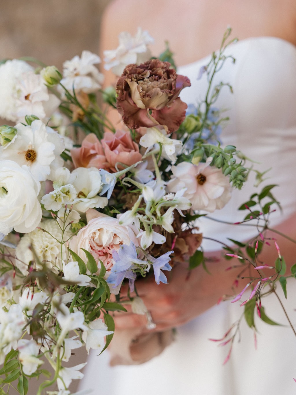 Spring wedding floral inspiration.
There’s something so timeless and romantic about spring wedding flowers — soft color palettes, lush blooms, & floral designs that make every wedding day feel fresh, elegant, and full of life.
If you’re currently planning your wedding, let this be your sign to lean into seasonal wedding florals that not only photograph beautifully, but also bring texture and movement to your overall wedding design.
.
.
🌸🌿🌷🦋💕
@brandijaneevents @abbytaylorphoto @honeybloomflorals @danytabet @thewed