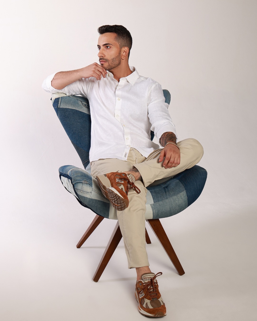 ESSENCIAL, SEM EXCESSOS
Linhas limpas, cores neutras e elegância natural.
Um visual versátil que prova que o estilo está nos detalhes.
#AmmoJeans