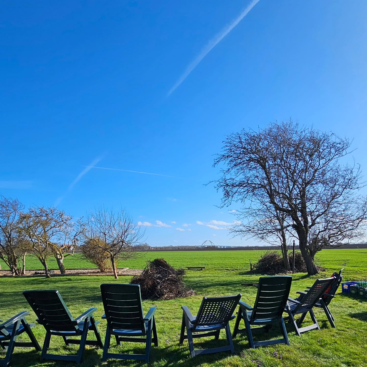 Das Osterfeuer für unsere Gäste mit Blick auf die Fehmarnsundbrücke kann starten 🌞
