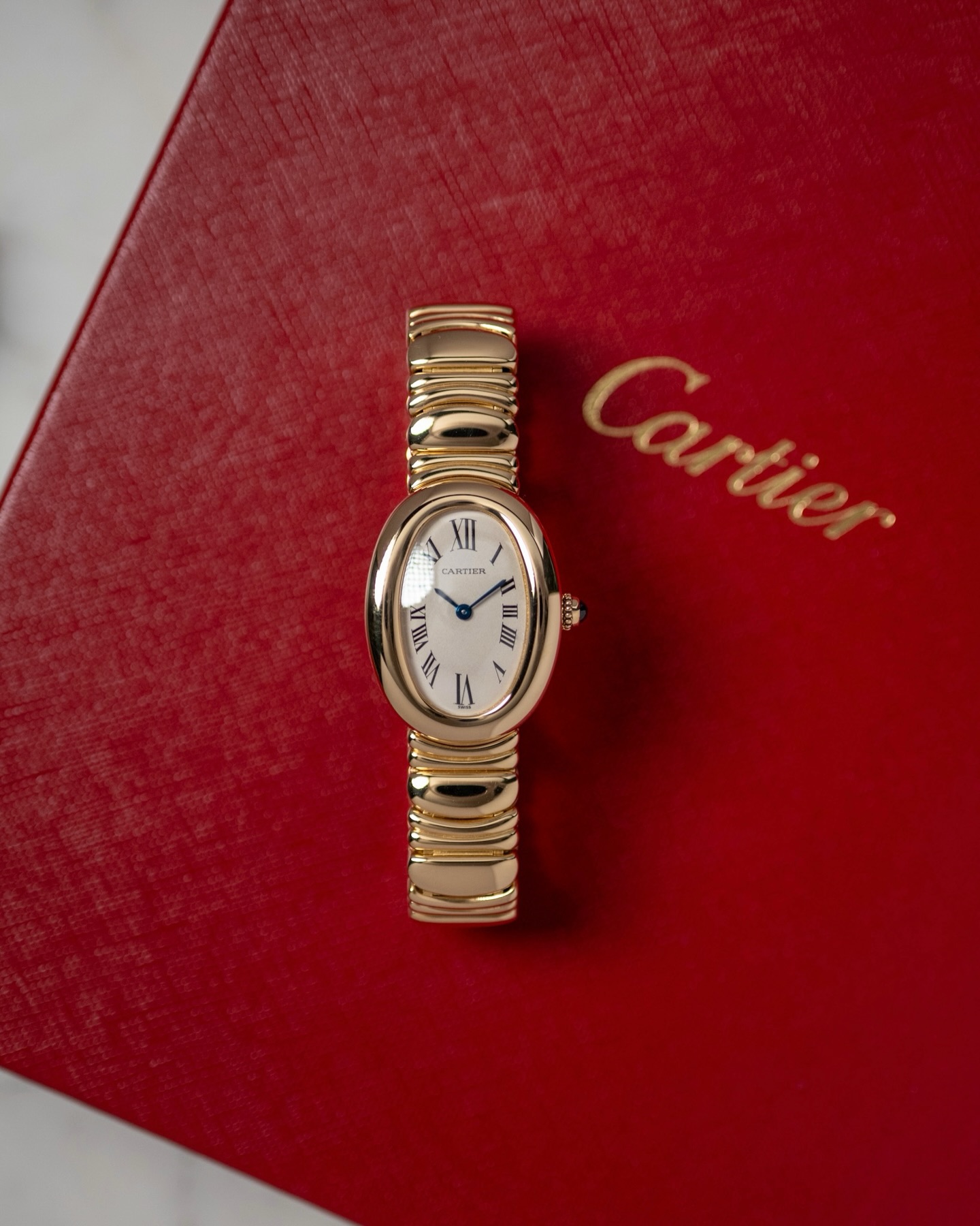 Live. A quintessential expression of Cartier’s design language, the Baignoire stands among the most enduring creations of the Parisian jeweller. We are pleased to present this exceptional example in mint condition, crafted in yellow gold and accompanied by its distinctive “casque d’or” bracelet. Further details and pricing available on our website.
.
.
.
#cartier #baignoire #baignoiredecartier