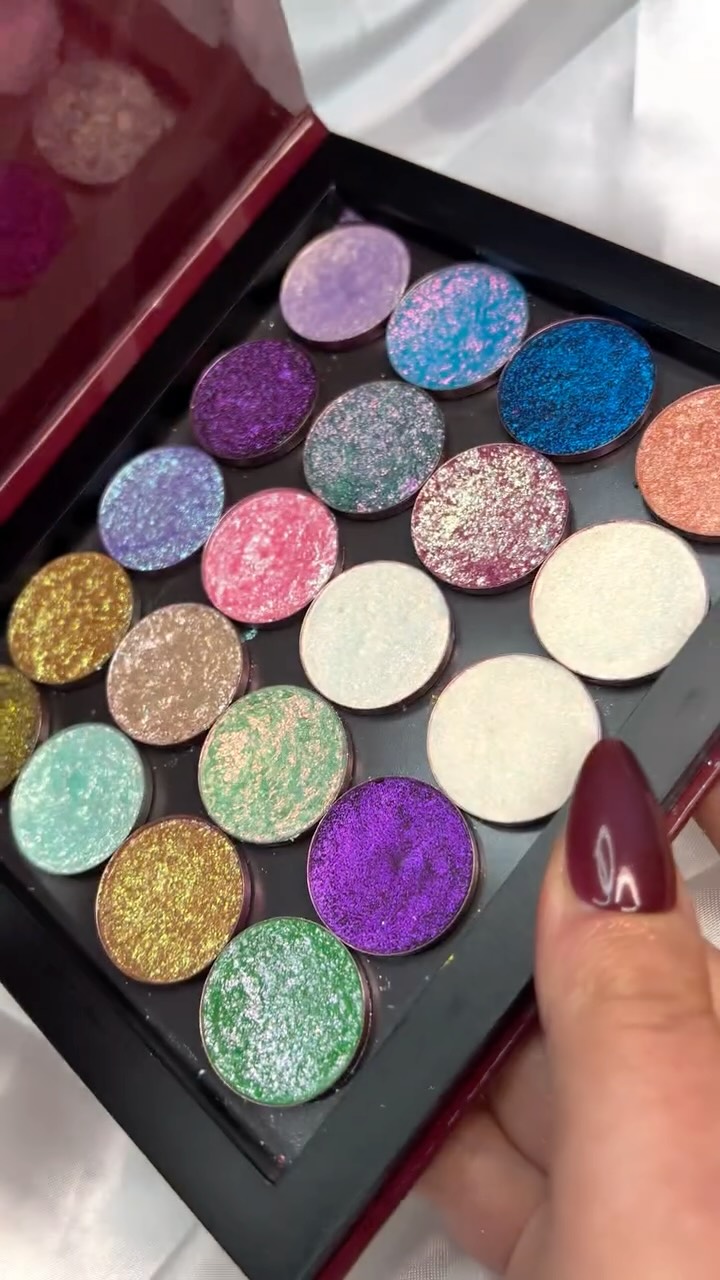 Which shade do you like the most? ✨
When you buy 4 eyeshadows, you’ll receive a 5th one from us as a gift. 🎁 #thepastelroses #makeup #indiemakeup #indiemakeupbrands