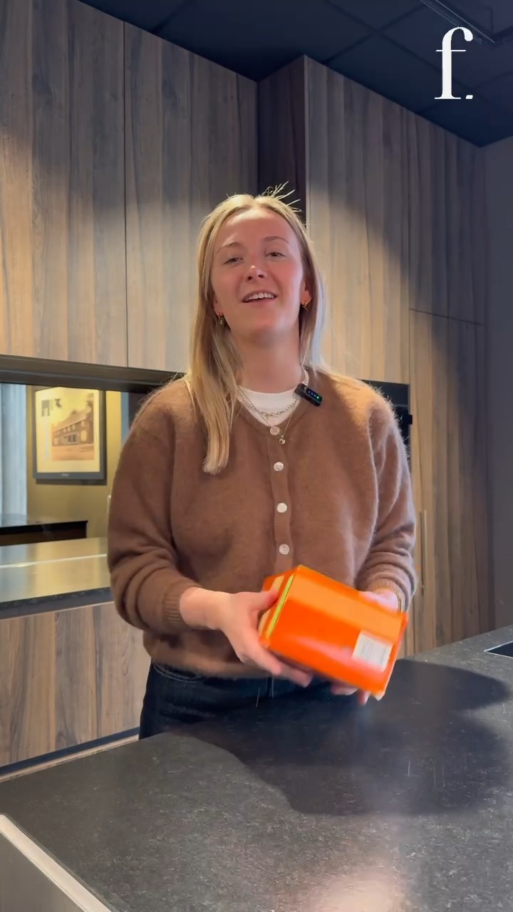 Ken je dat gevoel? Dat je ineens mega zin hebt in iets zoets of juist iets hartigs? 🍫🍪🍭🍟🍩
Dat is helemaal niet gek, je lichaam probeert je eigenlijk gewoon iets te vertellen. De vraag is dus niet alleen waar je zin in hebt, maar ook waarom. Ik leg het je uit in de video!