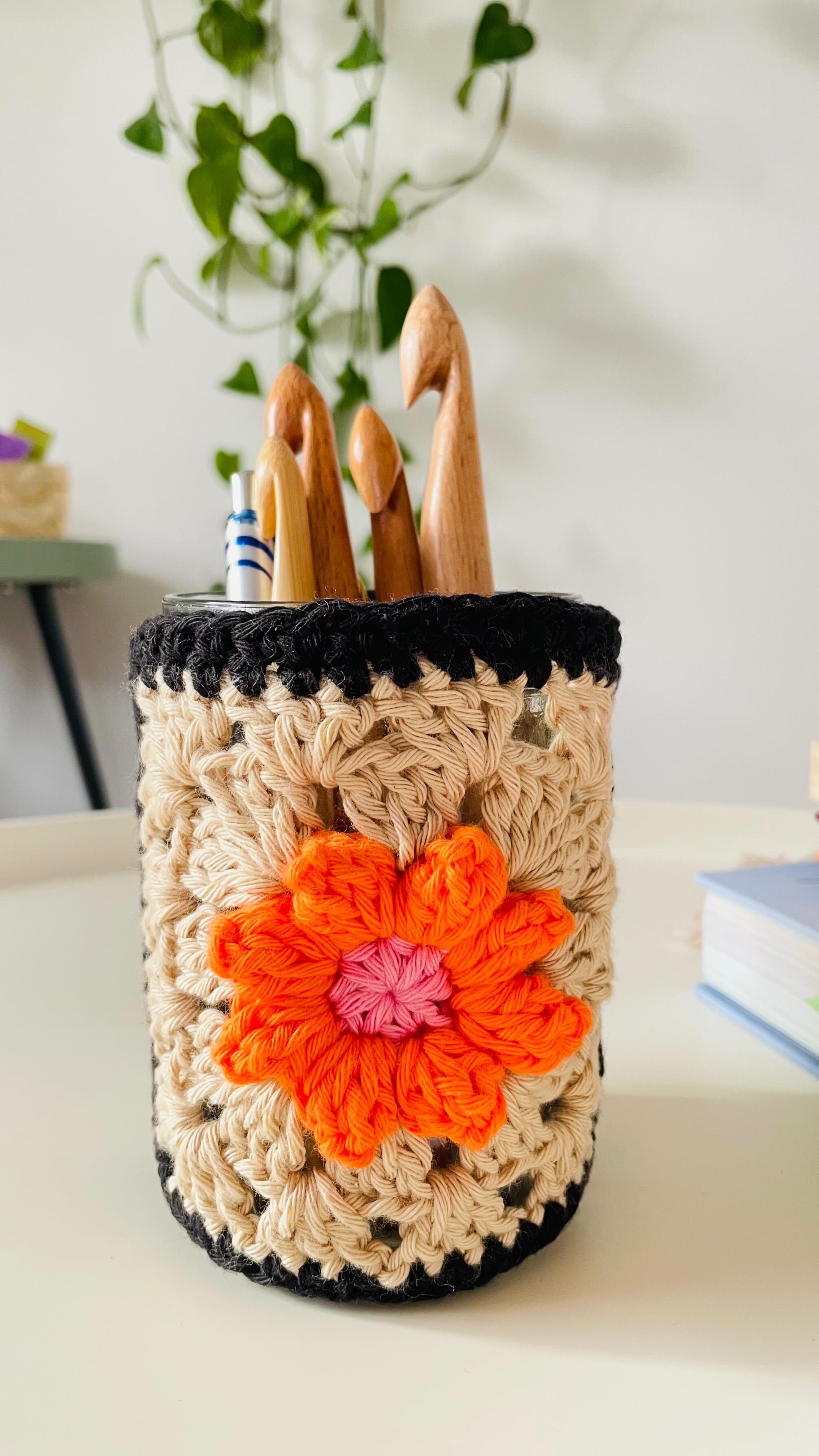 Nach dem Workshop ist vor dem Workshop 🥳. Der nächste Granny Square Häkelworkshop findet am 25.4. bei der lieben Bettina von @deinwerkstoff in Karlsruhe Durlach statt. Es gibt noch ein paar wenige Plätze. Willst du auch eintauchen in die unendlichen Möglichkeiten der bunten Häkelquadrate, dann meld dich gern bei DeinWerkStoff an. Wir freuen uns auf dich. 🧶😊
#häkeln #grannysquare #durlach #workshop #häkelkurs