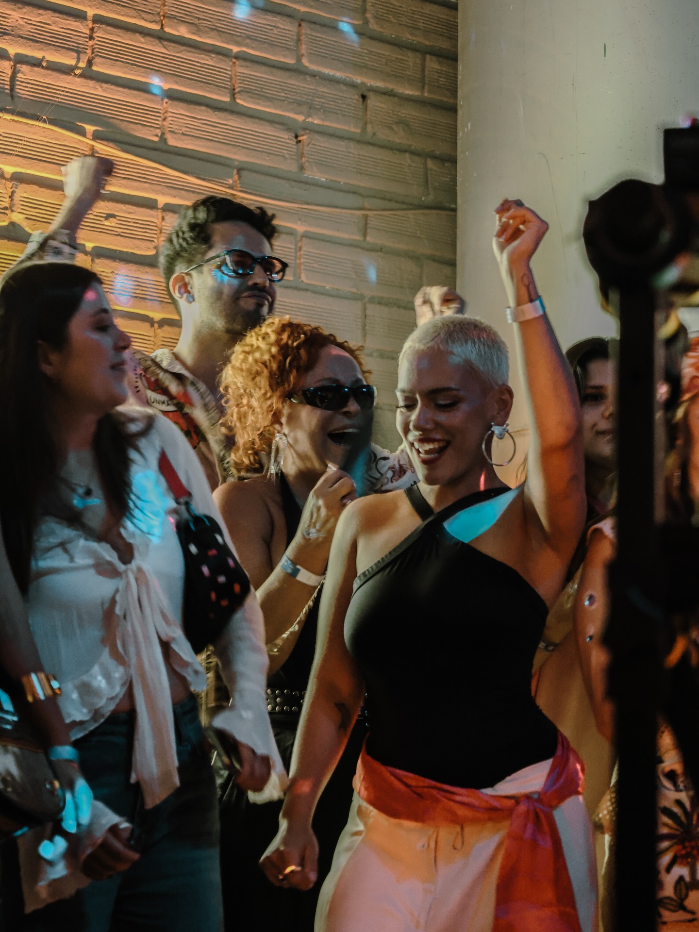 ☀️PUERTA DEL SOL
📌Organiza: @proyecto_utopia_
📌Lee la nota completa en Bloggaleriadearte.com
Entre visuales industriales y el humo de la pista, sus sonidos autóctono erizó pieles mientras los beats de YoungLolo e IT’S FAKE terminaban de demoler cualquier rastro de timidez en el público.