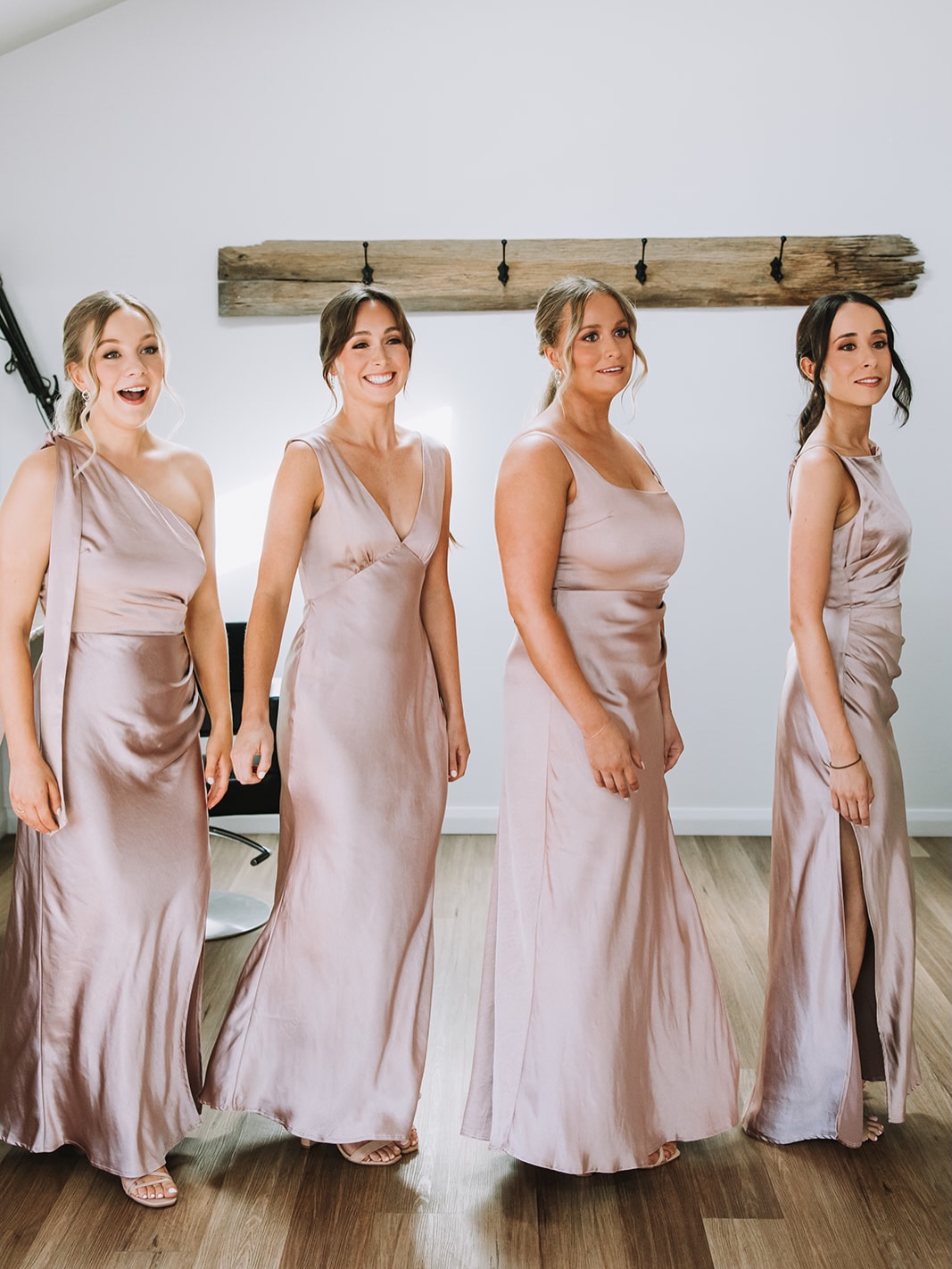 ⚜️FIRST LOOK
Tamryn managed to keep her dress a secret from her bridal party. Their reaction was worth it. ❤️
.
If you can keep your dress a secret from your girls to do a first look with them, we absolutely tip our hat to you!
.
Hair by RHEE
Makeup by MANDY
@ivorystatehairandmakeup
@ivorystate_studio
.
@adamspeakcountryestate
@nicolebutlerphotography
@sage_blossoming
.
#bridalparty #firstlook #ivorystatehairandmakeup #bridalpartyhair #huntervalleymakeupartist
