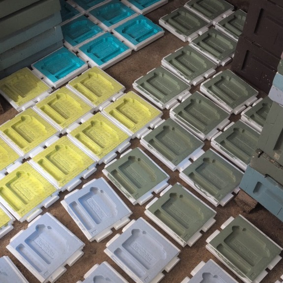 A morning of painting Paradise Honey Langstroth Bee Boxes.
#paradisehoney #simonthebeekeeper #langstrothnucbox #painting #beekeeping