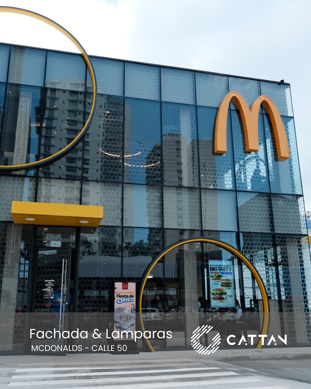 Proyecto comercial · Fachada & elementos arquitectónicos
McDonald’s — Calle 50
Fabricación e instalación de fachada y elementos especiales.
Ejecutamos toda la envolvente reticulada del proyecto —incluyendo drivethru y laterales— utilizando materiales de vanguardia y procesos que aseguran precisión, durabilidad y un acabado limpio en cada módulo.
Los detalles en fenólico (HPL) amarillo fueron fabricados e instalados a medida, logrando continuidad y consistencia en toda la fachada.
También desarrollamos las lámparas circulares icónicas de esta sucursal: estructuras especiales fabricadas bajo especificación, con integración de iluminación y una instalación que garantiza su correcto funcionamiento y presencia tanto de día como de noche.
En Cattan, llevamos cada proyecto desde la fabricación hasta la instalación con el nivel de detalle que exige cada espacio.
—
Hablemos de tu próximo proyecto.