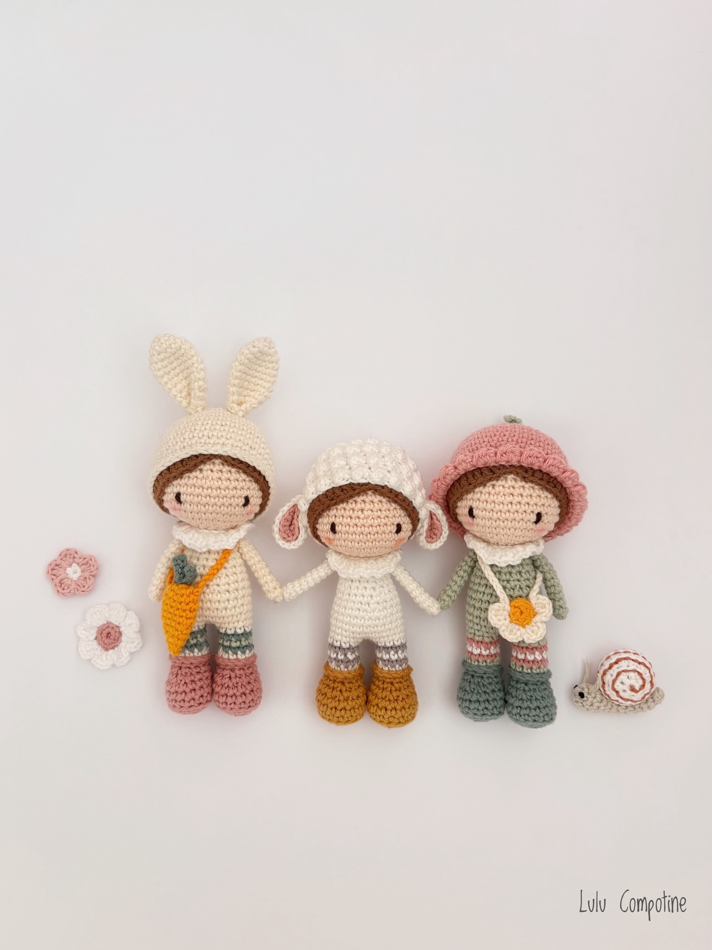 Bien entouré 🌸🩷
Mon petit agneau a retrouvé ses copains !
Je me rends compte que, malgré le même fil et le même crochet utilisé, il est plus petit que les autres, à force de pratique, je serre de plus en plus mes mailles ! Mais qu’est-ce qu’il est mignon comme ça !!!
Sur ce, je vous souhaite un beau début de semaine 🩷
#doudoucrochet #amigurumidolls #minicrochet #lulucompotine #häkelnmachtspaß