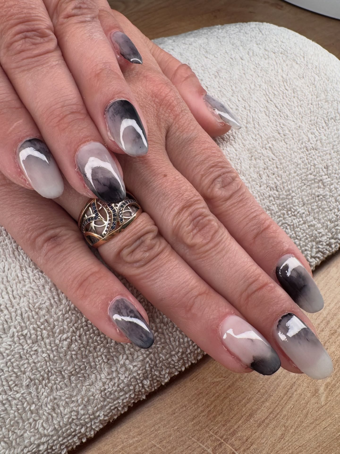 Marbre noir & gris… l’élégance dans sa forme la plus pure 🖤
Un style à la fois sobre, chic et intemporel 💅
Chaque détail compte, chaque effet est unique ✨
Vous validez ce combo ? 👀
Notez cette pose sur 10 💬
#nails #nailart #gelx #marblenails #blacknails greynails naildesign nailinspo ongles onglesgel nailartist luxurynails simplenails chicnails