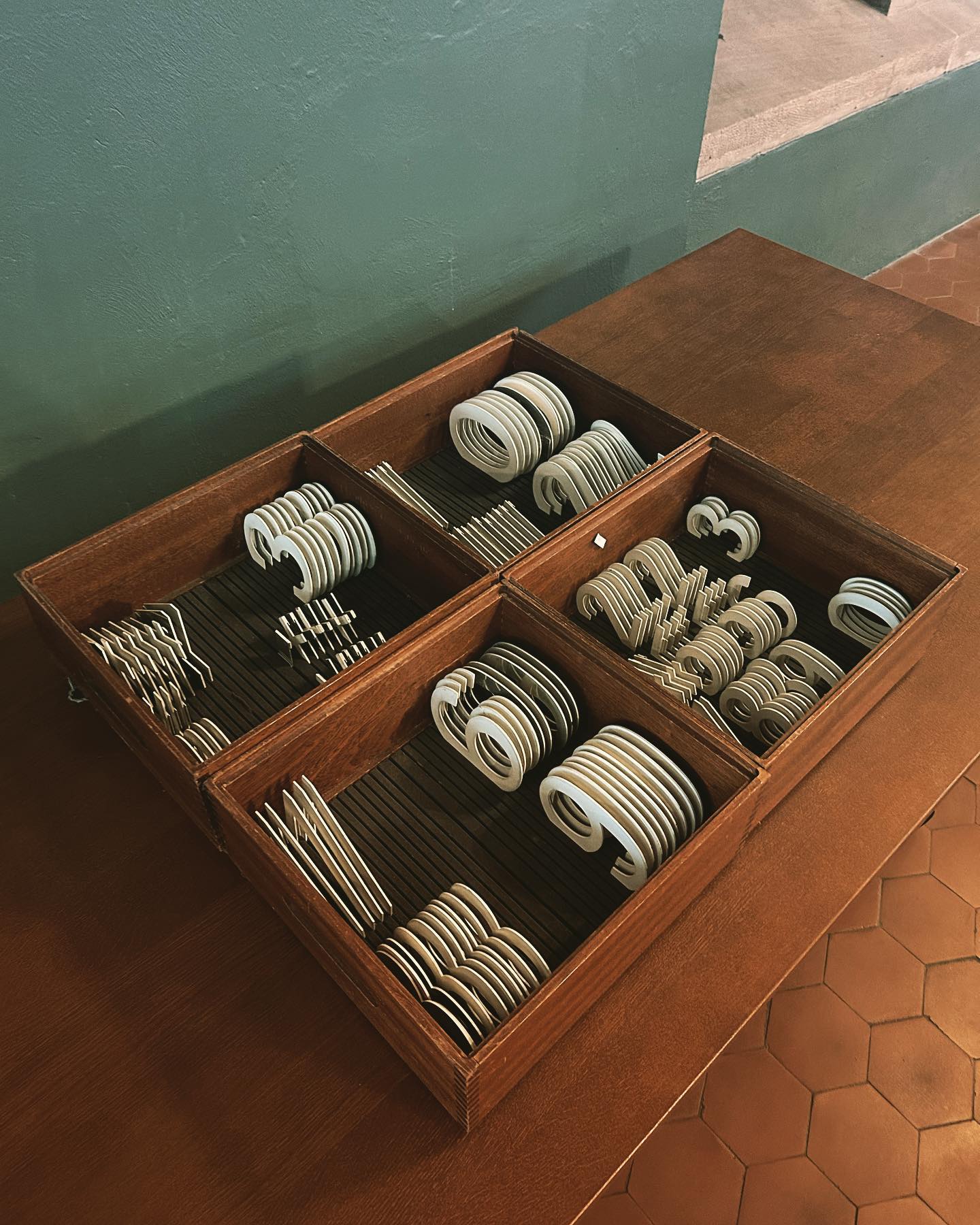 Selten, aber immer noch gebraucht: unsere alten Liedtafeln
.
.
.
#stillinuse #oldbutgold #liedtafel #liedertafel #liedanzeiger #hymnboard #numbers #letters #kulturkirche #pauluskirche #basel #lovebasel #church #culture #switzerland