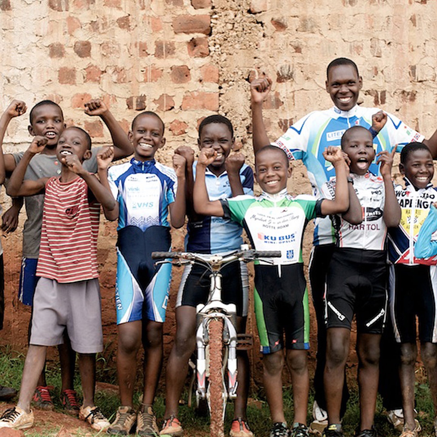 Benefiet(s)optreden 🎸🚲 Geniet van muziek van Bob Dylan, gebracht door Voskop (Geert Sterckx) en help tegelijkertijd de Kampala Cycling Club in Oeganda aan fietsonderdelen. Dit is niet zomaar een club, maar een reddingsboei voor veel jongeren in de hoofdstad. Geert leerde Yusufu, de oprichter van de club, persoonlijk kennen en zet via dit optreden graag zijn schouders onder het project. Het belooft een gezellige avond te worden. Inschrijven via fietslab.be. Tot dan?
