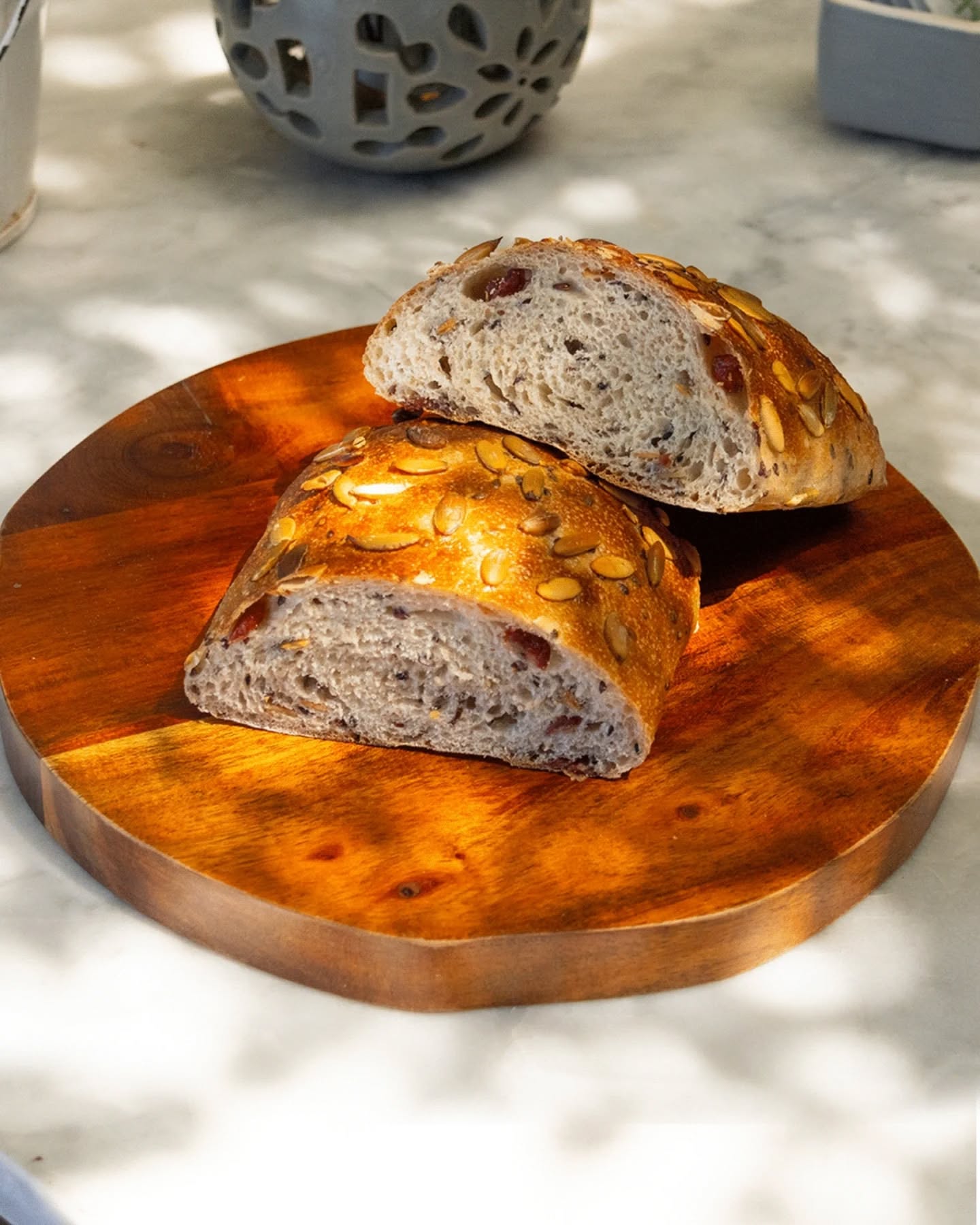 Abril pone en la mesa un pan nutricional de pepitas y arándanos.
Centeno integral, linaza y pepita de calabaza tostada, aceite de calabaza y masa madre líquida.
Un pan que toma su carácter del grano entero y de la fermentación lenta. La miga guarda humedad, los arándanos aparecen de fondo, y en la corteza, las semillas acompañan cada corte.
Para el día a día, sin exceso. Para volver a lo esencial.
Disponible durante todo el mes. 💛🍞😶🌫️
