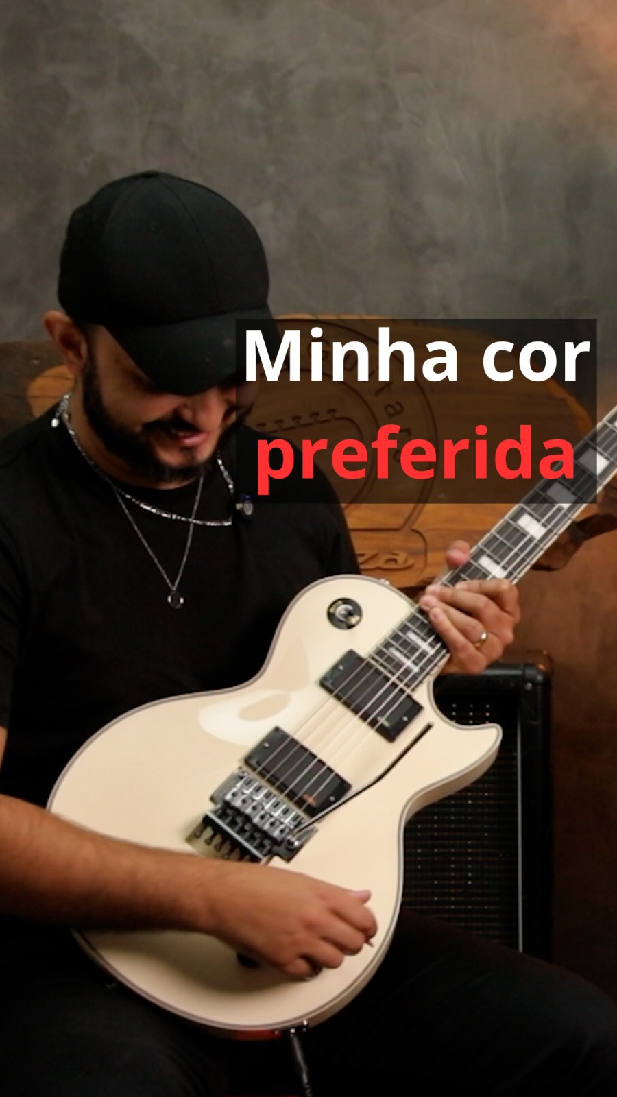 “Minha próxima guitarra vai ser nessa cor.”
Foi assim que começou.
O Olympic White não é uma cor comum por aqui, mas quando aparece… chama atenção na hora. Limpa, direta e com uma presença que não precisa de esforço.
Essa LPX segue o DNA do modelo, mas com algumas escolhas que mudam bastante a experiência.
O acesso às últimas casas é um dos pontos mais fortes. A transição entre braço e corpo permite chegar lá em cima com facilidade, até passando da região do captador sem travar a mão.
E tem um detalhe importante nesse projeto.
A ponte Floyd.
Não é algo comum nesse modelo, mas aqui foi uma escolha do cliente. E muda completamente a forma de tocar. Mais liberdade, mais possibilidades, mais expressão.
Na captação, o set EMG 89/85 traz um som forte, definido e com bastante presença. Funciona muito bem para quem busca um timbre mais encorpado e direto.
O braço colado mantém a característica do modelo, com uma resposta sólida e um som mais cheio.
E o cuidado com o acabamento aparece em tudo.
Até dentro da cavidade da ponte. Nada ficou de lado.
Outro ponto que chama atenção é o conforto. O corpo com chambers deixa a guitarra mais leve e muito mais agradável, principalmente para tocar por longos períodos ou sentado.
É o tipo de instrumento que você pega e entende rápido.
Agora me conta:
essa seria também a sua próxima guitarra nessa cor? 🎸
#carrozzaguitars #guitarradeluthier #guitarrabrasileira #gotoh #emg
