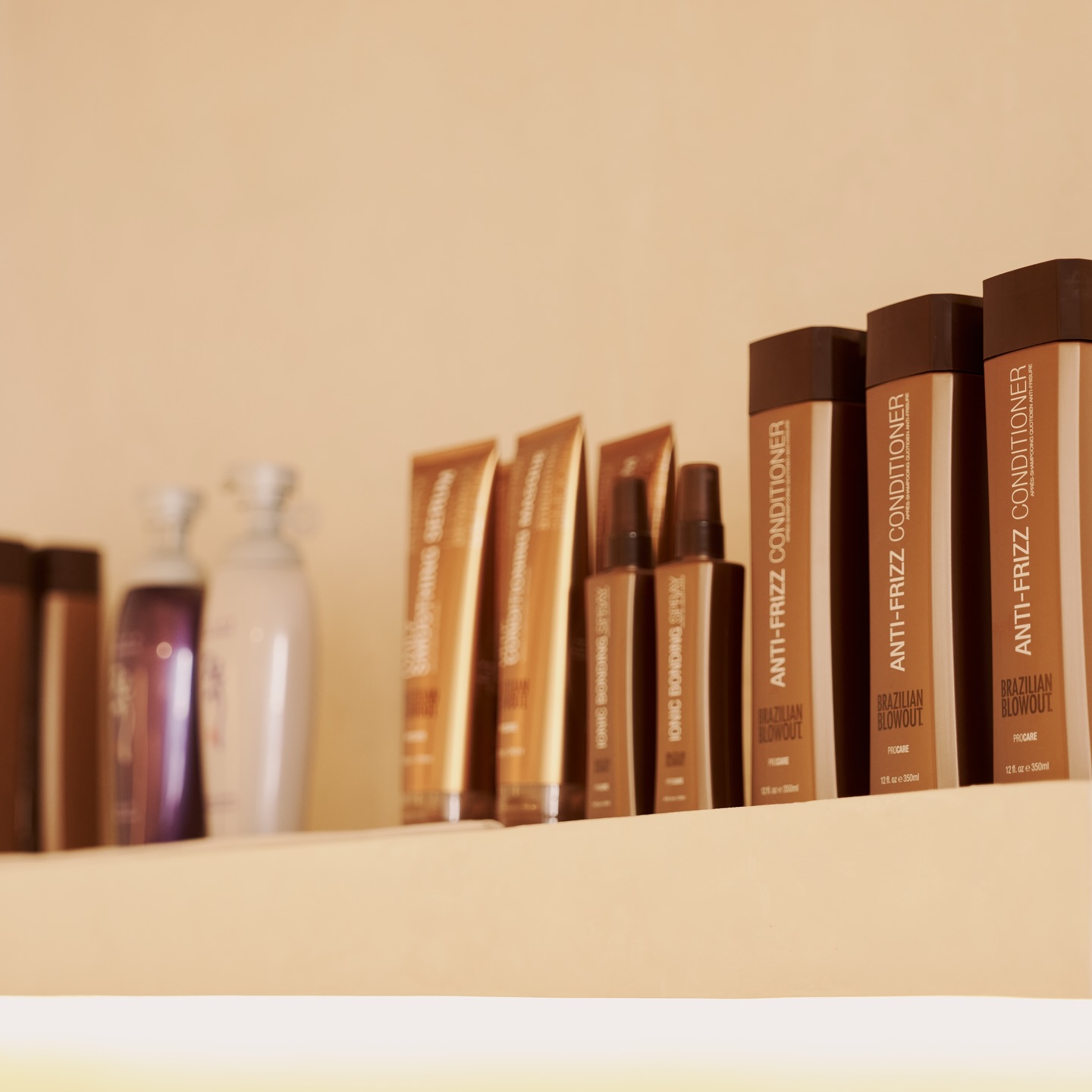 Ready, set, glow with @golden_glow_dubai โs @brazilianblowout range! Everything you need to tame that frizz! ๐๐ค
@brazilianblowout.uae #GoldenGlow #Dubai #BrazilianBlowout #BrazilianBlowoutDubai #DubaiBeauty