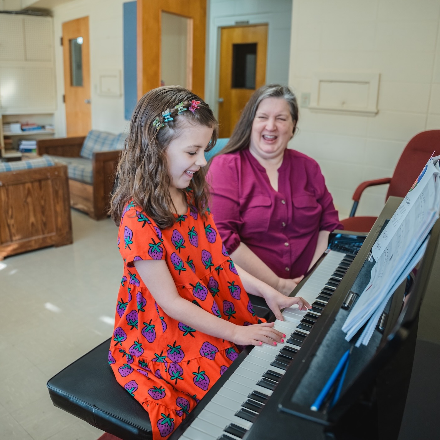 I sat in on a piano lesson during a recent brand session with Valley Music Academy, and it brought back childhood memories of my own piano lessons.
It’s never just about the music. It’s about confidence that carries far beyond the lesson. Keep playing, little one!
#BrandPhotography #ShenandoahValleyVA #WomenInMusic #CreativeCommunity #VirginiaSmallBusiness