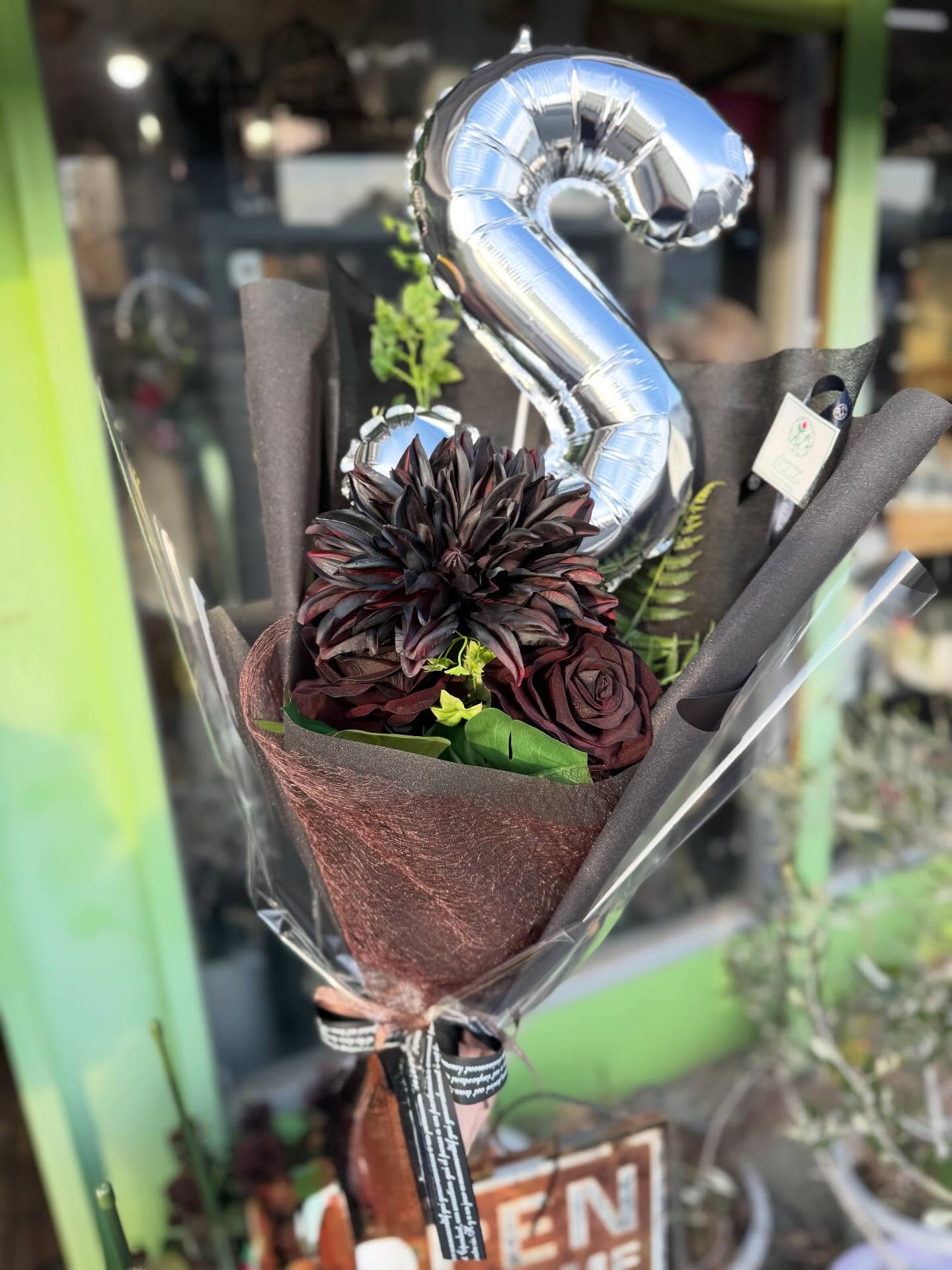 イニシャルバルーンとアーティフィシャルフラワーのブーケ
お誕生日やお祝いごとなどにご利用下さい♪
#花屋#生花保存加工#花束#フラワーアレンジメント#スタンド花記念ソープフラワーシャボンフラワー花鉢造花誕生日観葉植物プリザーブドフラワー胡蝶蘭バルーンドライフラワープロポーズ結婚祝い