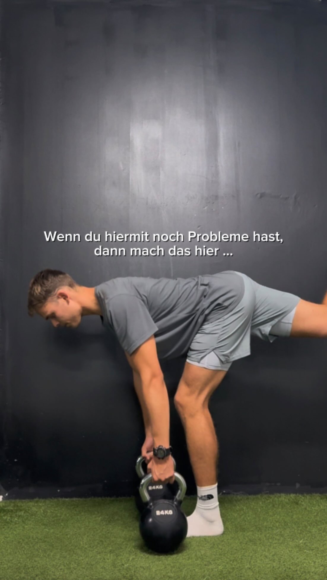 Eine saubere Hüftbeugung und Streckung ist so wichtig im Training. Bevor man diese aber wirklich trainieren kann, muss man die Bewegung überhaupt erstmal beherrschen.
Dafür eignen sich diese 3 Übungen ideal,
👉Gesäß nach hinten Schieben
👉 Gewicht auf den Fersen
👉 Oberkörper wie ein Brett
👉 Beine ganz leicht gebeugt
Speichere die Übungen für dein Training ✅