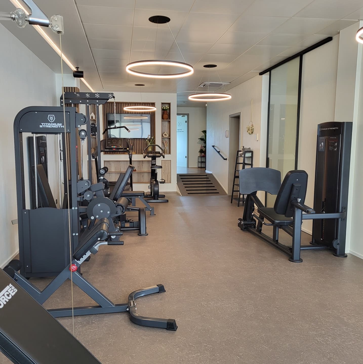 Wëllkomm an eisem Reha-Fitnessberäich! 💪✨
Eis Dualgeräter sinn esou ausgewieltt, datt all Muskelgruppen no enger Operatioun oder fir d’Réckeschoul ënner der Opsiicht vun engem spezialiséierten Kiné trainéiert kënne ginn. 🏋️♂️🧑⚕️
Mir freeën eis, Iech am Beweegungsatelier ze begréissen an Iech op Ärem Wee zu enger besserer Gesondheet ze ënnerstëtzen! ❤️🙏
#Reha #Gesondheet #Réckeschoul #Kinésitherapie #Muskeltraining #ZesummenStaark #gesondliewen #Luxembourg #Wëllkomm #Beweegungsatelier #kiné #KineTroisvierges
Bienvenue dans notre espace fitness de rééducation ! 💪✨
Nos appareils ont été soigneusement sélectionnés pour permettre de travailler tous les groupes musculaires après une opération ou dans le cadre de l’école du dos, sous la supervision d’un kinésithérapeute spécialisé. 🏋️♂️🧑⚕️
Nous sommes ravis de vous accueillir ici et de vous accompagner vers une meilleure santé ! ❤️🙏
#Rééducation #Fitness #Santé #ÉcoleDuDos #Kinésithérapie #Musculation #EnsemblePlusForts #VivreSainement #Beweegungsatelier #kinetroisvierges