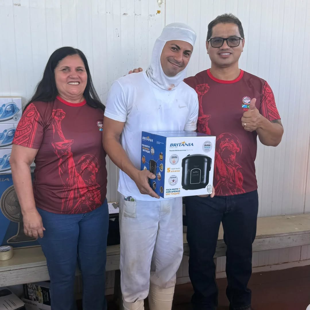 PARABÉNS AOS NOSSOS SORTEADOS! 🎁🎉
O momento mais esperado da nossa Assembleia na BoiBras, em São Gabriel do Oeste, foi marcado por sorrisos e muita alegria!
É com grande satisfação que o SINDMASSA MS realizou a entrega dos prêmios do sorteio trimestral.
Queremos parabenizar cada trabalhador e trabalhadora contemplados! Esse brinde é um reconhecimento pelo esforço diário de quem sustenta a nossa indústria.
Aproveitamos também para exaltar a iniciativa da nossa Diretoria, que não mede esforços para levar benefícios e momentos de confraternização para dentro das empresas.
Sindicato se faz assim: com presença, seriedade e cuidado com o associado!
Deslize para o lado e confira os rostos dos nossos ganhadores! ➡️
#SINDMASSAMS #BoiBras #SorteioTrimestral #TrabalhadorValorizado #GiroDeNotícias SãoGabrielDoOeste BenefíciosSindicato ParabénsGanhadores ForçaDoTrabalhador
