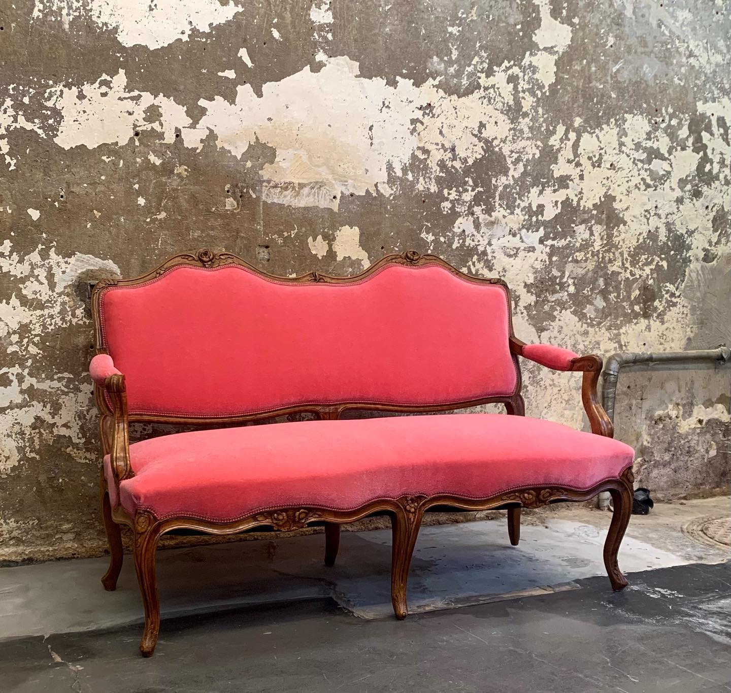 Ein kleiner Klassiker und doch immer wieder schön. Hier mit einem echtem Mohairevelour. Ein echtes Schmuckstück. #rostoffe #innendekorationen #dekoration #wohnen #polsterei #vorhänge #wandverspannung #interiordesign #natürlichwohnen #winterthur #swissdesignblog #Innenarchitektur #Handmade #swissmade #handwerk #innenarchitektur #zuerich #zürich