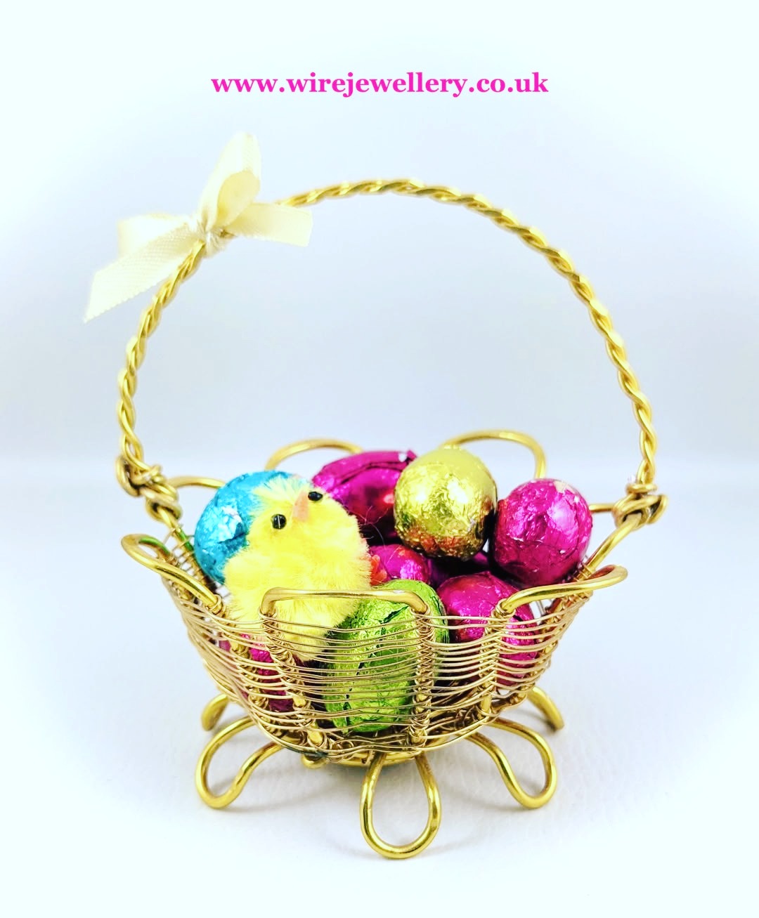 If you check out my YouTube Channel, Linda Jones Wire Jewellery, you will find a whole playlist on Easter Tutorials!
Check it out to create your own unique gifts and decor! 🐣 💛