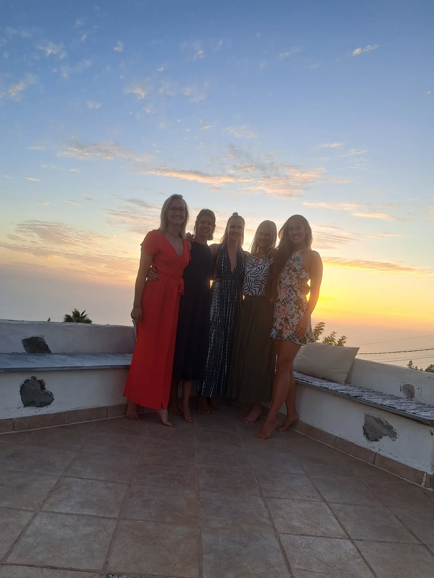 Sisterhood - Fühl Dich umarmt – während unseres Frauenretreats
Fühl Dich umarmt – nicht nur von Armen, sondern von einem Raum, der Dich hält.
Während unseres Frauenretreats darfst Du ankommen in einer Atmosphäre, die weich ist, wertfrei und getragen von gegenseitigem Respekt. Hier musst Du nichts darstellen, nichts erklären, nichts leisten. Du darfst Deine Stärke zeigen – und genauso Deine Verletzlichkeit. Beides ist willkommen. Beides gehört zu Dir.
Vielleicht bist Du im Alltag oft diejenige, die trägt, organisiert, zuhört, stark bleibt. Vielleicht funktionierst Du mehr, als dass Du fühlst. Dieses Retreat ist eine Einladung, die Rollen für einen Moment abzulegen und Dich selbst wieder zu spüren – in Deinem Tempo, in Deiner Tiefe.
In der Gemeinschaft von Frauen entsteht etwas Besonderes: ein stilles Verstehen, ein Nicken ohne viele Worte, ein Gefühl von „Ich bin nicht allein“. Wenn wir uns öffnen, ehrlich teilen und gleichzeitig gehalten werden, entsteht Verbundenheit, die nährt statt fordert. Du darfst Dich zeigen, so wie Du gerade bist – müde, kraftvoll, suchend, klar, sensibel oder voller Fragen.
Fühl Dich umarmt von achtsamen Begegnungen, von gemeinsamen Ritualen, von Momenten der Stille und von herzhaftem Lachen. Fühl Dich umarmt von der Natur, vom Klang Deiner eigenen Atmung, von der Erkenntnis, dass Du nichts hinzufügen musst, um genug zu sein.
Dieses Frauenretreat ist kein Ort des Vergleichs, sondern ein Raum der Erinnerung:
Erinnerung an Deine Intuition.
Erinnerung an Deine innere Weisheit.
Erinnerung an Deine Sanftheit und Deine Kraft zugleich.
Mögest Du Dich hier getragen fühlen.
Gesehen. Gehört. Willkommen.
Fühl Dich umarmt – genau so, wie Du bist.
#tenerife #sisterhood #yogaretreattenerifeh