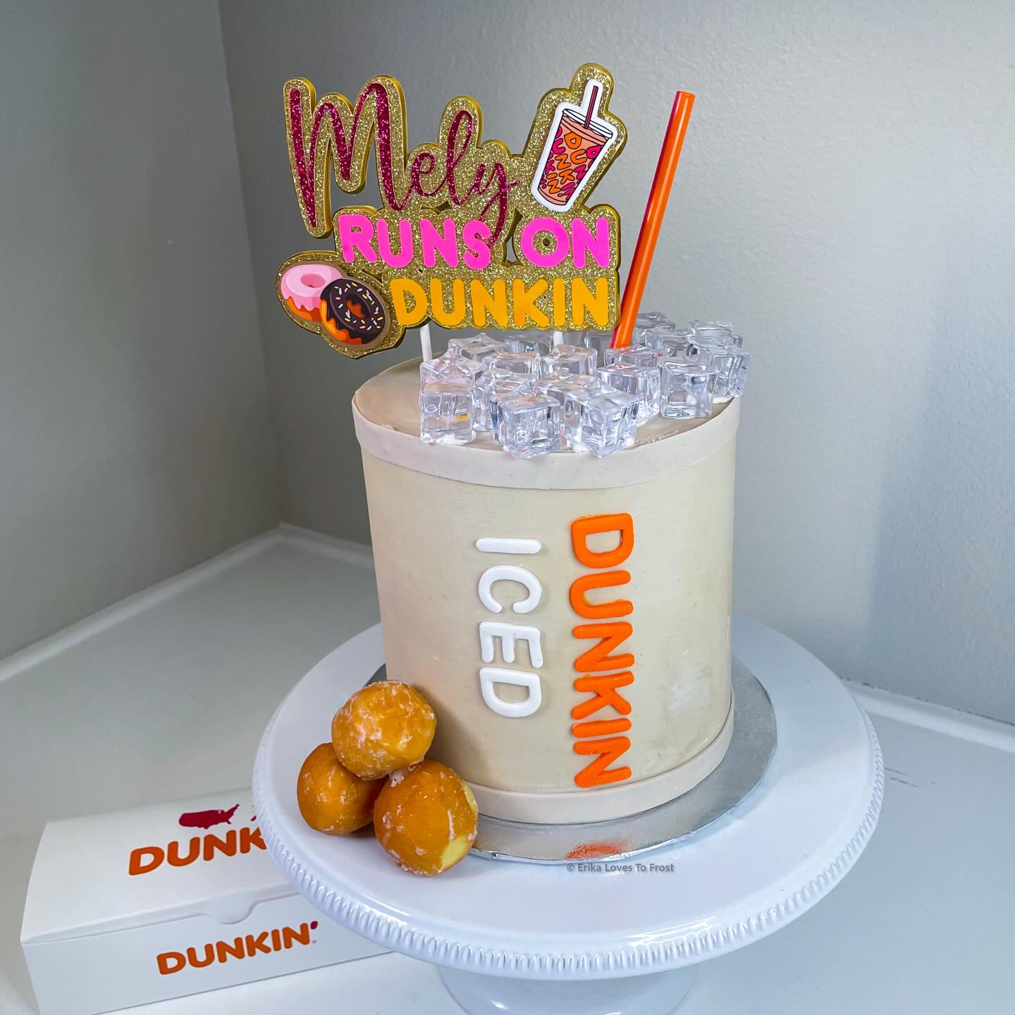 🍩 @melys_sweet_treats runs on Dunkin’ ☕️🧋🍩 #dunkindonutscake #erikalovestofrost #dunkinicedcoffee #murrietacakes #donutcake