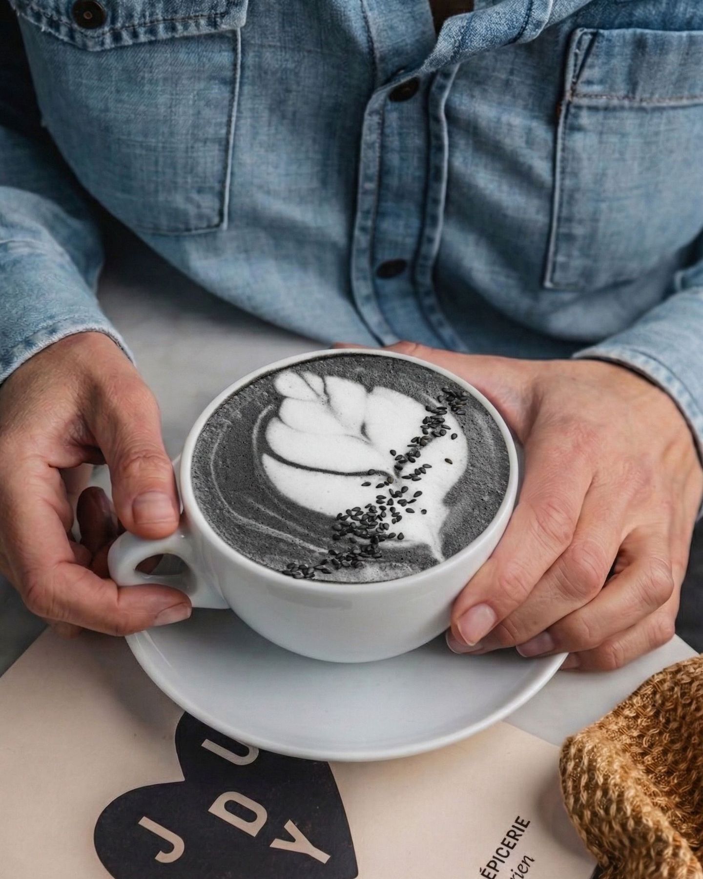 SESAME LATTE 🖤
Ce latte riche et réconfortant est un concentré de bienfaits ! Le sésame noir est naturellement riche en minéraux et antioxydants. Le gingembre et le poivre soutiennent la digestion.
Associé au charbon végétal actif et au sirop de datte, il aide à purifier l’organisme tout en offrant une douceur naturellement gourmande ! ☕
📸 @alicepages
#blacksesamelatte #brunchparis #veganparis #healthyparis #coffeeshopparis #glutenfreeparis