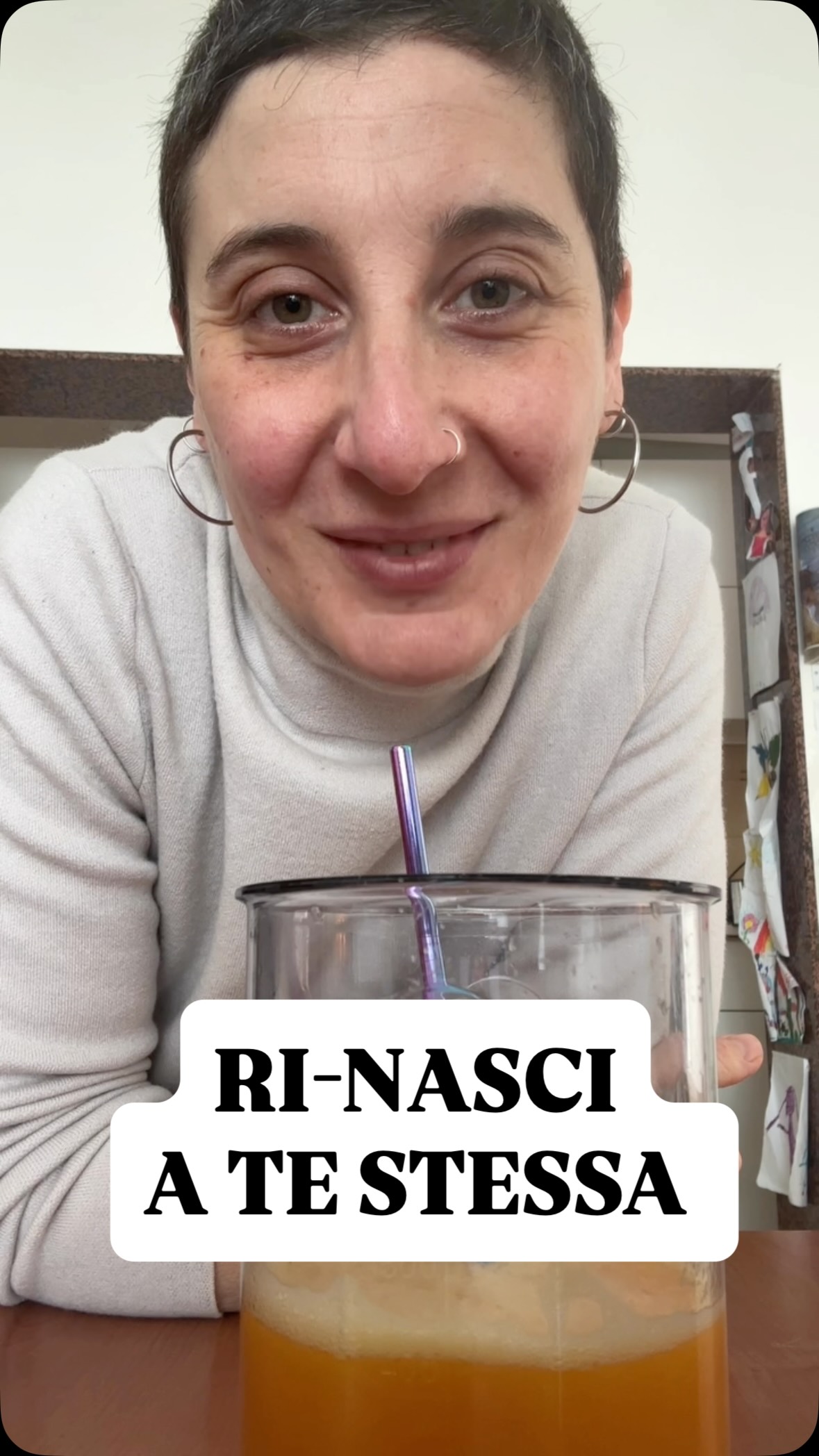 Nel giorno in cui il Bindi mi è caduto ho compreso che la vita non è fatta soltanto di parole, ma con esse possiamo modificare la nostra (percezione della) realtà.
Magari riesci anche tu a sceglierle con cura fra quelle che il vocabolario ti mette a disposizione, ma così occupate a performare, spesso tralasciamo le emozioni, confinandole a una classificazione grammaticale che di empatico non ha più nulla: in una società in cui l’esser bravi è ostentato a suon di like, siamo diventati abili ad asfaltare le emozioni.
I semi ci insegnano che per emergere non serve solo la volontà del contadino, ma occorrono condizioni climatiche ottimali, un terreno fertile, cura e soprattutto pazienza.
Non sei la versione 2.0 di quella che eri, e questo fa la differenza 🌱
