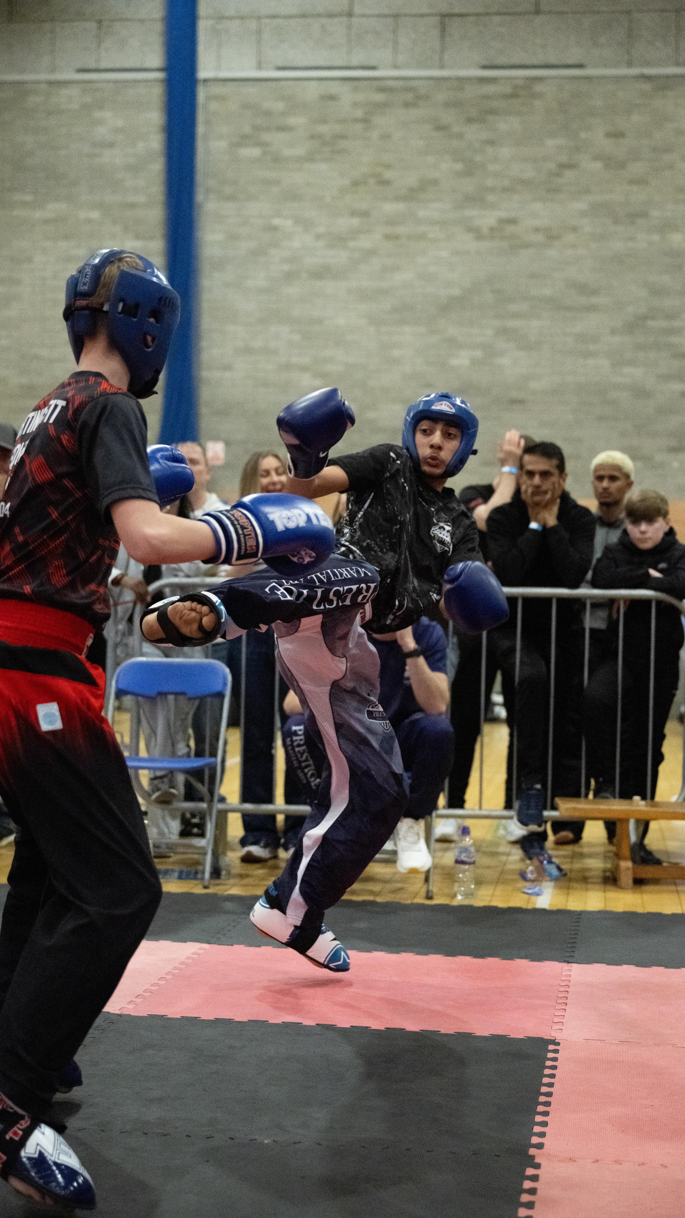 A quick boxing combo with some of our more experienced students 🥊
The question is who did it best? 👀
#martialarts #kickboxing #nottingham #boxing #prestigemartialarts