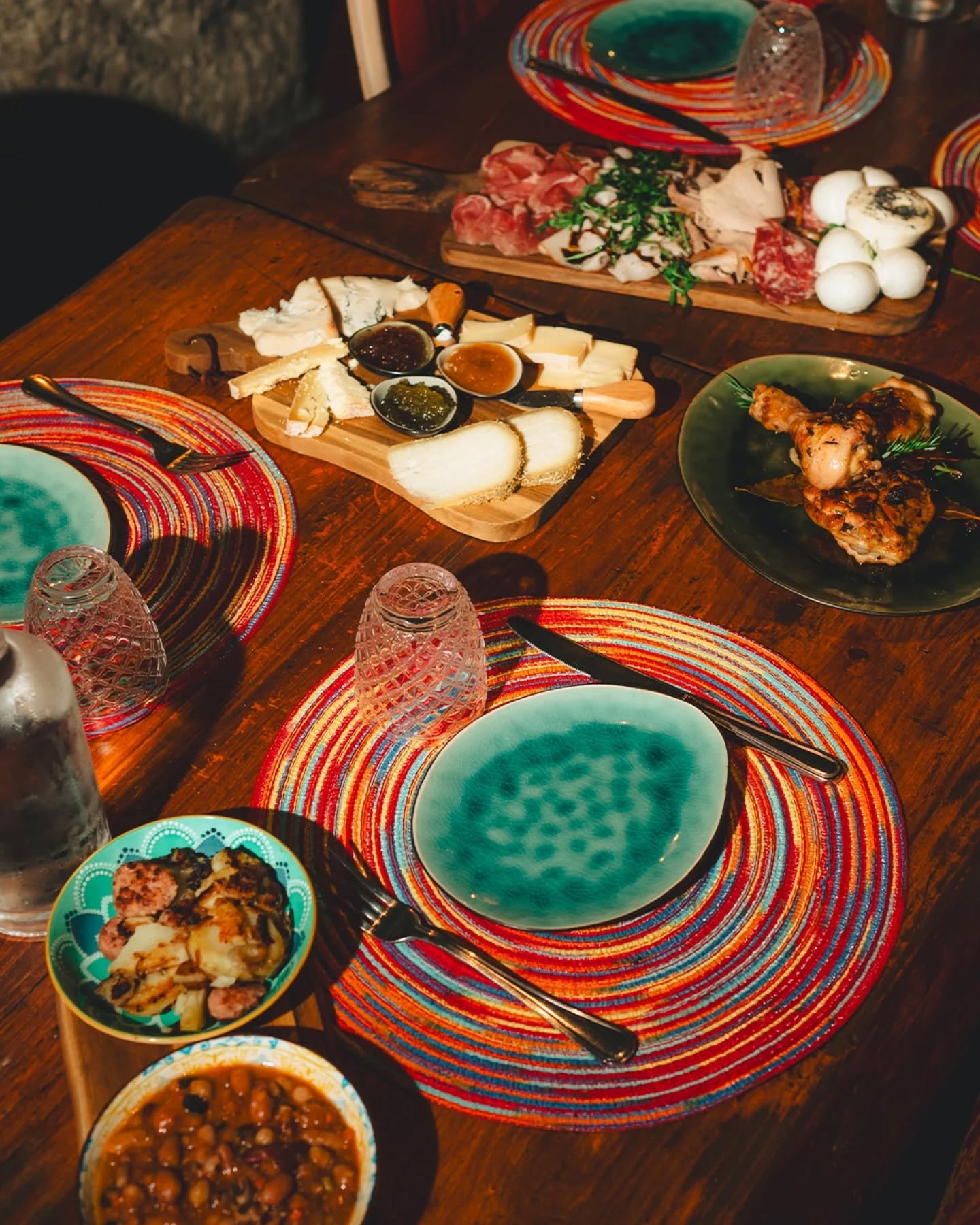 Gli antipasti delle Antiche Terme di Diana aprono l’esperienza a tavola con una selezione di formaggi e affettati scelti. 🍽
Prodotti selezionati, garanzia di qualità e gusto, per iniziare nel modo migliore i vostri pranzi e le vostre cene.🍴
📍 Via dei Sosii, 6 – Tivoli
📞 0774 312256
📸 @smup_socialmedia