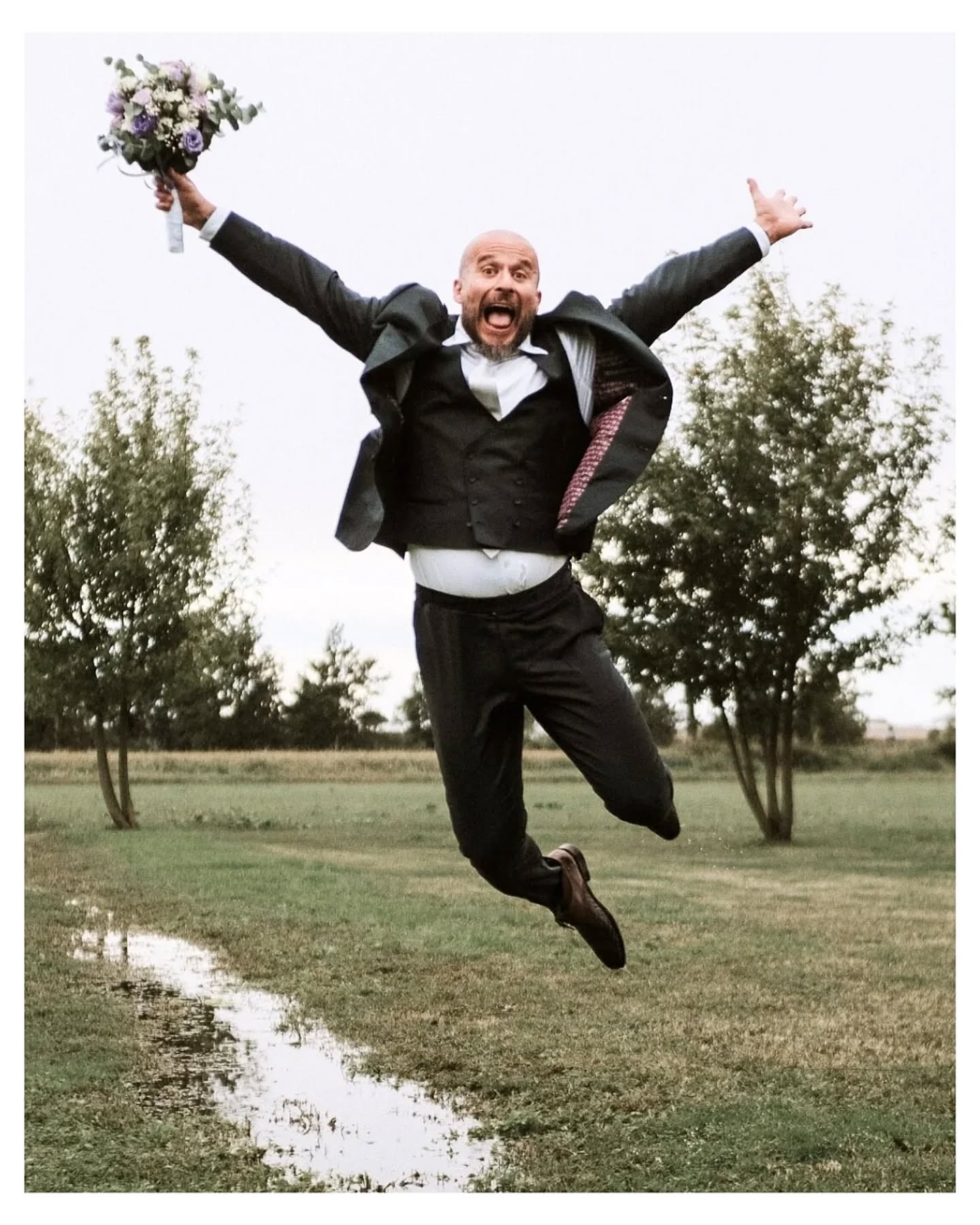 Il SI di Marta e Damiano (parte 1) ✨
Sposi entrambi ex rugbisti, lui sfida la gravità.
Marta arriva su una Moto, guidata dal fratello, la moto Guzzi del papà che non c’è più ma che in qualche modo era lì con loro.
Quando lei fa il suo ingresso, l’ansia è palpabile, ma il fratello spezza il silenzio con un gesto che invoca l’applauso e trasforma l’atmosfera.
Quando lei comincia a leggere una dedica lo Sposo non riesce a trattenere le lacrime.
Nonostante la pioggia e il prato bagnato, non si fermano: lei cerca di salvare l’abito, mentre io colgo l’occasione per trasformare una pozzanghera in uno specchio magico 😎📸
E poi? La mascotte inaspettata della giornata: un robottino tosaerba che era sempre tra i piedi 😂.
Gli amici giusti e anche il matrimonio con la pioggia diventa una perfetta giornata di sole!