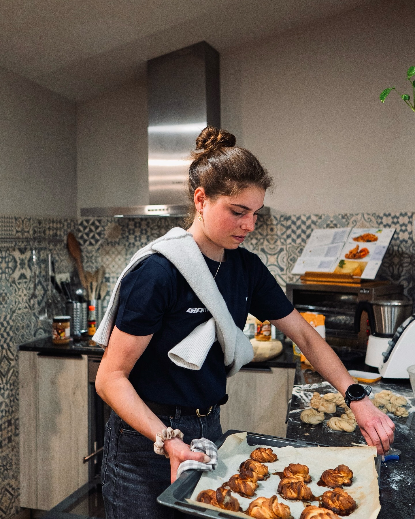 Time off the bike is just as important as time on it ✨
Post rides baking cinnamon rolls 🍥, long chats and loud laughs around the table 🫶, a cheeky game of pool 🎱, and getting a little stronger out in the garden 💪. All of these at @grvlhouse !
Come stay at @grvlhouse and discover it for yourself 🌾🚲
Hit us up to craft your one-of-a-kind adventure at Gravel House Empordà 🚀
#gravelcycling #gravelbike #adventurecycling #bikepacking #gravelgrind #cyclinglife #gravelriding #explorebybike #graveladventure #ridegravel #pedalandexplore #adventureonwheels #biketrip #recovery #trainingcamp #roadbiking #cyclingtips #cyclingcamp #gironacycling