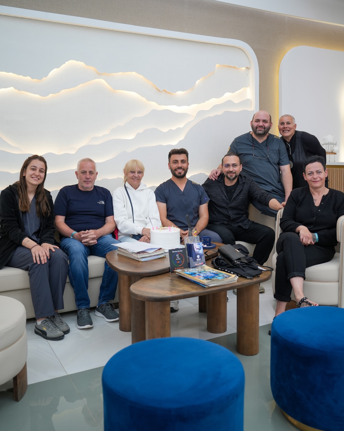 Eine kleine Geburtstagsüberraschung für unsere liebe Christel 🎉
Wir glauben, dass ein Lächeln nicht nur durch Behandlungen, sondern auch durch schöne Momente entsteht!
Alles Gute zum Geburtstag, liebe Christel auf viele gesunde und glückliche Jahre!