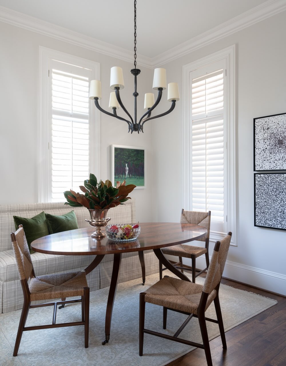 A seat you’ll always choose.
#studiowhiteinteriors #breakfastnookdesign #dallasdesigners