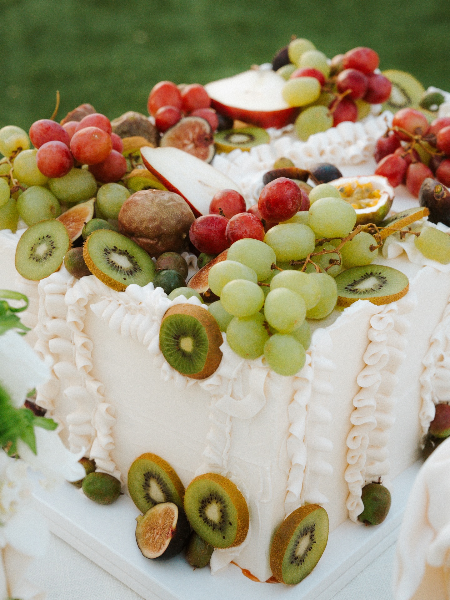 I am a firm believer that if you want to be trendy with something at your wedding, let it be cake 🍰
The beautiful thing about it is it’s absolutely an art piece. And what art isn’t a call to tradition AND contemporaries? I’m here to tell you that you can have a unique, beautiful, and “out of the box” dessert and still have it be cake, too. 😋
THE STELLAR VENDOR TEAM:
Planning: @lovemadeweddings
Venue: @dallasarboretumweddings
Photographer: @katesummersphoto
Videographer: @lexichasemedia
Content creator: @aislearchives
Florals: @fleurettedesignco
Catering & bartending: @culinaryart1
Cake: @kaylibakescakes
Rentals: @brighteventrentals
Tent & lighting/draping: @bigdpartyrentals
Specialty rentals: @lootrentals
Stationary & signage: @sugaredfigpaperie
Band: @jordankahnorchestra
ceremony DJ: @leforcedj
Getaway car: @dfwvintagecars