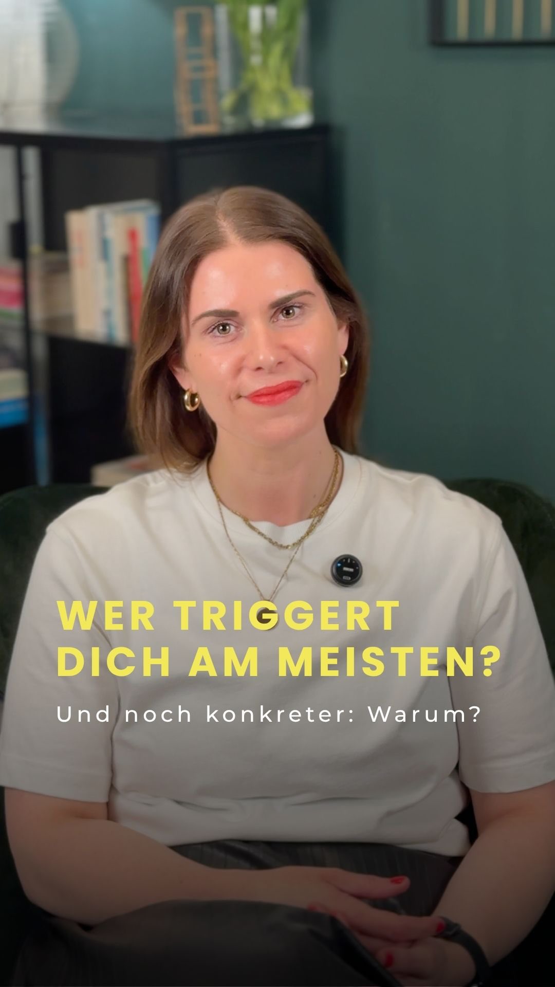Hier findest du weitere Tipps, neue Blickwinkel und vertiefende Reflexionsfragen zum Video ⬇️
Trigger sind keine Zufälle, sondern Einladungen, genauer hinzusehen. Wenn dich das Verhalten einer Person massiv aufregt, liegt das oft daran, dass sie einen Anteil in dir berührt, den du selbst unterdrückst oder noch nicht verarbeitet hast. Du darfst lernen, diese Momente nicht als Angriff, sondern als Kompass für deine eigene Entwicklung zu nutzen.
Der Deep Dive in deine Selbstreflexion:
• Rege ich mich über impulsive Menschen auf, weil ich mir selbst niemals erlaube, meine Wut gesund auszudrücken?
• Verurteile ich anhängliche Personen, weil ich eigentlich Angst vor echter Nähe habe und mich deshalb lieber distanziere?
• Macht mich emotional vermeidendes Verhalten wütend, weil es mich schmerzhaft daran erinnert, wie sehr ich meine eigenen Bedürfnisse vernachlässige?
• Stört mich das kontrollierende Auftreten anderer nur deshalb so sehr, weil es mich zwingt, meine eigene Vermeidung von Verantwortung zu sehen?
📌 Speichere dir das Video, um jederzeit darauf zurückkommen zu können.
+ Folge mir für tägliche Inspiration und Coaching Tools für echte Umsetzung im Alltag. Auf meinem Kanal geht es um Selbstführung, Klarheit, Kommunikation und echtes Selbstbewusstsein.
🎯 Du suchst Unterstützung bei deiner persönlichen Entwicklung? Als systemischer Coach biete ich auch 1:1 Online Coachings an 💻
#emotionsmanagement #Trigger #Selbstreflexion #Persönlichkeitsentwicklung #CoachingTipps