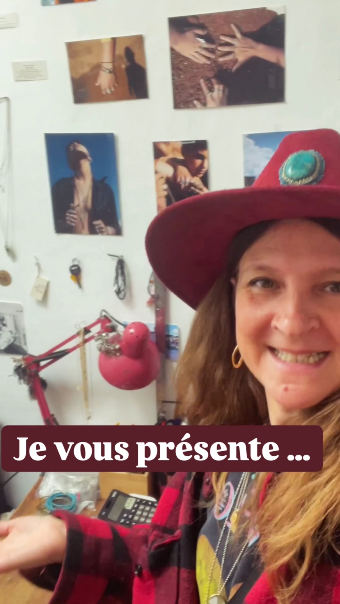 ☀️🌈☀️
Vous savez sûrement que ma collection se divise en 2 parties :
-> Ma collection Argent et bronze de bijoux entièrement fabriquée à Cusco par mes 2 artisans aux talents uniques.
-> et ma collection plus « grigris », que je confectionne moi-même dans mon atelier Ariégeois en France.
💎 Mes bijoux Argent et bronze sont fabriqués en très petite quantité , sans moules avec soin et passion à Cusco , depuis le début officiel de ma marque en 2011.
En effet, Tout a commencé dans cette ville magique à 3400 mètres d’altitude , dans cette ville où tout est possible .
Il y a des lieux comme ça ou l’on ressent fort l’énergie du possible , l’énergie du début et la force de l’impulsion ; Cusco en est un pour moi .
Et à chaque fois que j’y retourne je ressens cette énergie , celle du possible et du début et vous savez quoi ?
Et bien ça fait du bien 😁
Tout simplement…
💎 Et vous, vous avez déjà ressenti ça? L’énergie d’un lieu, d’une ville, d’un endroit spécial où à chaque fois que vous y retournez la sensation est intact ?
C’est fort comme ressenti je trouve !?
-> Dites-moi en commentaire si vous avez des lieux fétiches amplifiés d’énergie ou vous aimez revenir !!!
Je suis curieuse de savoir !!!
🐣bon lundi de Pâques à toutes et à tous 🐣
