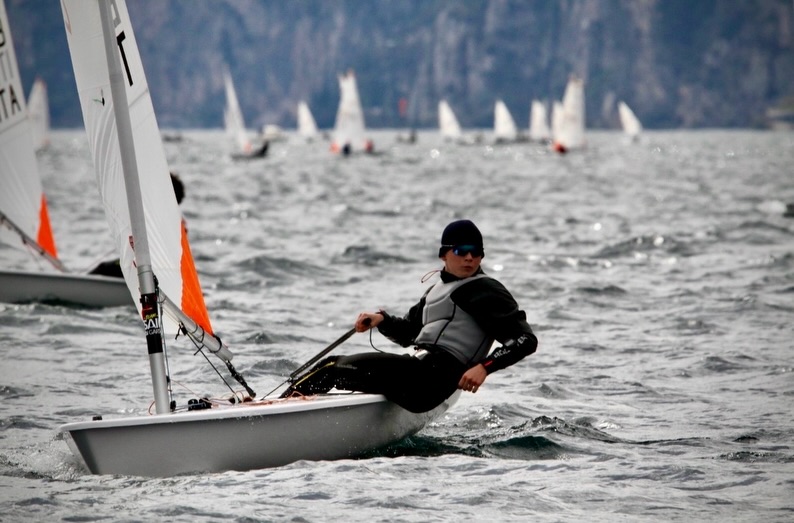 🔥 William Liiv näitas taas, et kuulub Euroopa noorte paremikku! ⛵
ILCA Youth Easter Meeting 2026 sai Itaalias, Malcesines väärika lõpu - Garda järve põhjakaldal peetud regatt pakkus nelja päeva jooksul tõelist purjetamise maiuspala: tugev tuul, terav laine ja tehniliselt nõudlikud tingimused.
Eestlastele tõi suurepärase tulemuse Rein Ottosoni Purjespordikool sportlane William Liiv, kes saavutas ILCA 4 klassis 12. koha 152 võistleja seas.
Tegu on väga tugeva saavutusega rahvusvahelisel tasemel regatil, kus startis üle 300 noorpurjetaja. 🌍
🎙️ William ise võttis võistluse kokku nii:
„Võistlus läks väga hästi - sain hea tulemuse ja sõitsin üpris stabiilselt võrreldes eelmise aastaga. Tingimused olid tugev tuul ja hea laine, minu jaoks olid võtmekohad start ja tagantuul. Finaalis tuli vaikne ja keerutav tuul, aga suutsin oma positsiooni hoida. Kokkuvõttes väga hea võistlus ning nüüd edasi Euroopa meistrivõistlustele Hispaanias.“
Järgmine siht on juba Euroopa meistrivõistlused - hoiame pöialt!