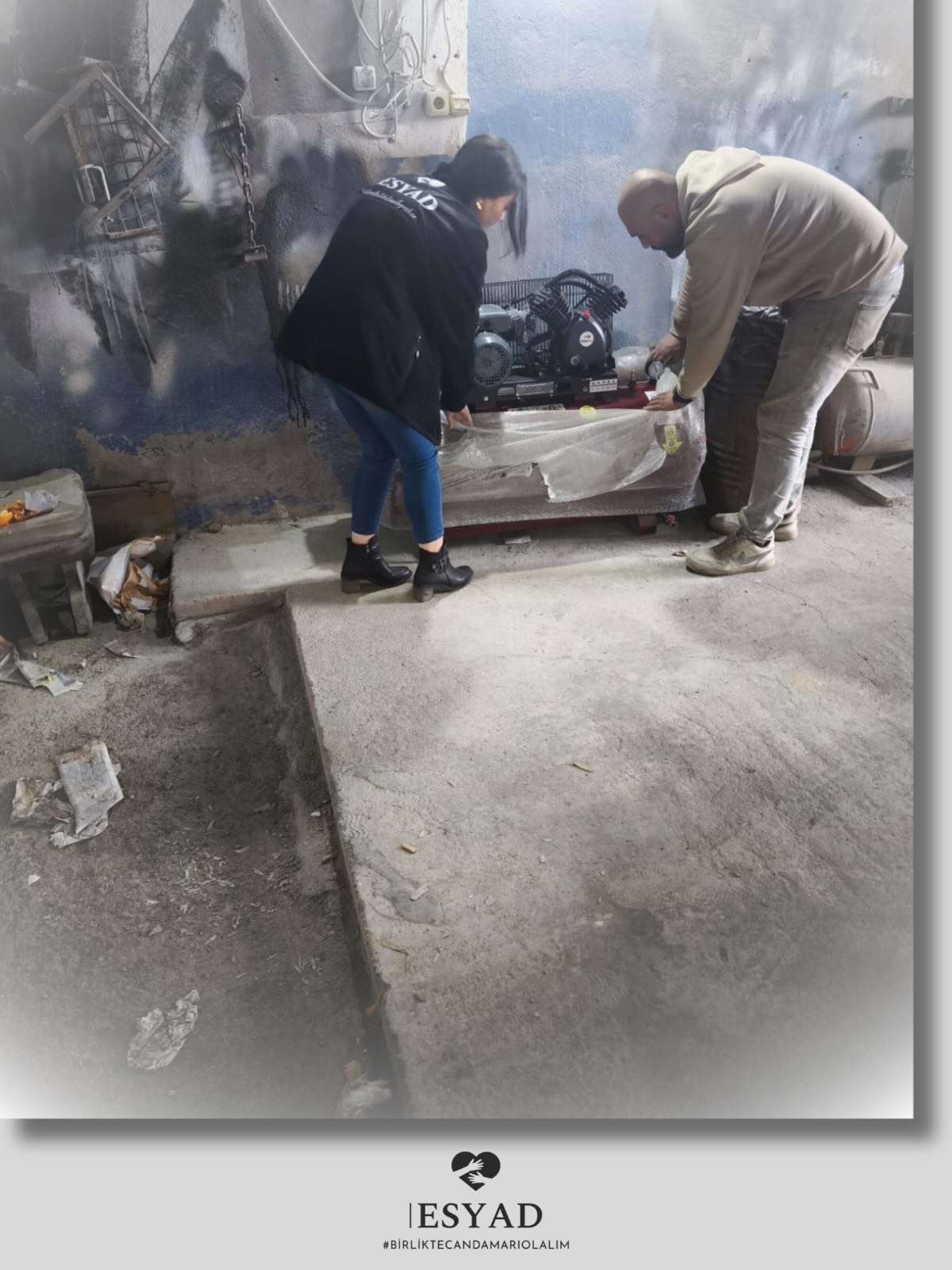 Bugün bir danışanımızın hayatına küçük ama anlamlı bir dokunuş yaptık.
Depremde işini sürdürebilmesi için gerekli olan ekipmanlarını kaybetmişti. Bu durum sadece maddi bir kayıp değil, aynı zamanda geçim kaynağının ve umudunun da zarar görmesi demekti.
ESYAD olarak, danışanımızın mesleğini sürdürebilmesi için ihtiyaç duyduğu hava kompresörünü (sanayi tipi kompresör) temin ederek yanında olduk.
Bu destek, sadece bir makine değil; yeniden üretmeye başlamak, kendi ayakları üzerinde durabilmek ve hayata yeniden tutunabilmek anlamına geliyor.
Bizler sadece destek vermiyoruz, aynı zamanda insanların yeniden başlayabilmesi için bir köprü kuruyoruz.
Birlikte daha güçlü, birlikte daha umutluyuz 🤍
#BirlikteCanDamariOlalım #ESYAD #Dayanışma #DepremSonrası #GeçimKaynakları İyilikPaylaşıncaÇoğalır