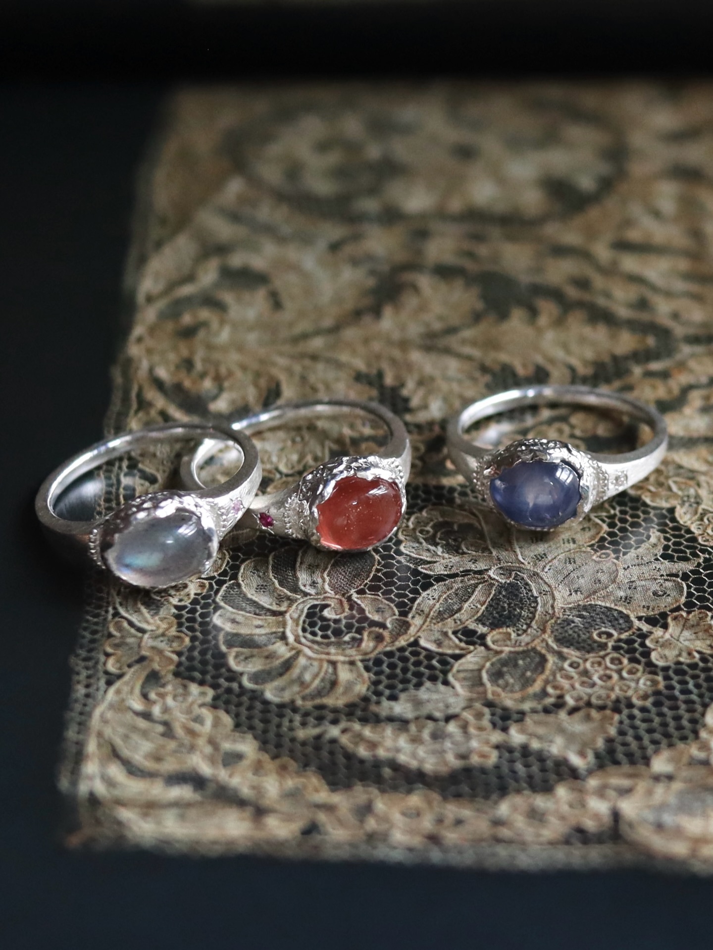 .
spiral エントランス @spiral_jp
2026.4.22(水)– 4.30(木)
sous ― 愛着と手仕事
詳しくは、3/23の投稿をご覧ください。
当イベントより、
新作「voilette(ヴォワレット)」を
リリースいたします。
.
voilette(仏)ヴォワレット
婦人帽に添えられる、小さなヴェール。
やわらかな光を含んだレースの重なりに、
シルクの糸で編まれたような
艶やかなテクスチャーが宿ります。
奥ゆかしく纏う、
艶やかさと、ほのかな煌めきを。
.
First collection / SV925
・ラブラドライト × ピンクサファイア
・オレゴンサンストーン × ルビー
・スターサファイア × ブラウンダイヤモンド
うるやかなカボションカットの宝石に添えられた、
ミル打ちや星留めの繊細な煌めきも、ぜひご覧ください。
.
sous 出展ブランド
Curva y Ruri JEWELRY @curva_novia
TARUBITWU @tarubitwu_official
A Little Fable(前半) @alittlefable.official
PERRY(後半) @perry.ja
――――――――――――――
▶︎Curva Salon / Atelier -Since2008
東急東横線・大井町線 自由が丘駅より徒歩7分
- 営業日はハイライト☑︎
//////////////////////////////////////////////////
Curva y Ruri JEWELRY〈クルバ イ ルリ ジュエリー〉は、
業界歴25年のデザイナーMaikoによる
アンティークレースの模様を表現した
ジュエリーコレクション。
その経年を纏う繊細な素材を金属に置き換え、
ジュエリーとしての魅力を発信。
一つの素材としてデザインの可能性を追求し、
ジュエリーの街.甲府の職人チームと制作する
ジュエリーコレクションです。
Curva y Ruri JEWELRYの一点物の代表的なつくりは、
デザインイメージに合わせて選んだ
実物のアンティークレースを製作毎に象り一つずつ、
石の形状に合わせて石枠を手づくりしています。
長い時を経て受継がれた素材の魅力を、
新たな魅力として甦らせたストーリー性のある作品は
繊細なレースの柄も、
その時々の成り行きで出来た模様も大切に、
意図して出来ないデザインも魅力的なジュエリーです。
熟練の職人による手仕事によるジュエリー。
お手元で是非、唯一無二の作品をお楽しみください。
@curva_novia
ブライダルジュエリーアカウント
@curvayruri_jewelry_bridal
//////////////////////////////////////////////////
2026.4.7.tue
#クルバ #curvayruri_jewelry #自由が丘ジュエリーショップ #職人の手仕事 #スパイラル