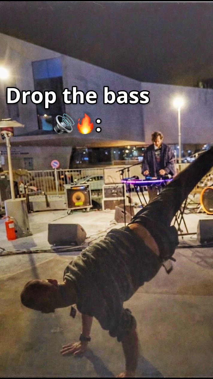 šSound on!
One track - Zero gravity.
.
.
#breakdance #indietronica #bassmusic #liveshow