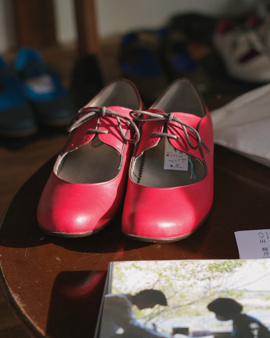 3/19〜3/23 神奈川県大磯町
「ツキヤマBOOKS」様での靴のオーダー会の様子
素敵な着物を着たご夫婦が来てくださいました✨
@tsukiyama_oiso
@chayamachi_cafe
From March 19 to March 23
A pop-up event featuring shoes by a traveling shoemaker was held at "ツキヤマBOOKS -Tsukiyama BOOKS-" in Oiso, Kanagawa, Japan.
A couple dressed in beautiful kimono (Japanese traditional dress) came to visit us ✨
Non-Japanese customers are also welcome to place custom shoe orders, but please allow 3 months for delivery. You may also purchase samples. For event information, please refer to the details below and our website or the "Traveling Shoemystar" account. @shoe_mystar
──────────────────────────
📍全国で革靴のオーダー会、サンプル販売会を実施中!
👉🏽ご予約は概要欄のURLから承ります。
3月 March
3/25(水)〜3/29(日)三重名張 百代
3/26(木)〜3/29(日)山口光 Drogurie Ikeoka
4月 April
4/3(金)〜4/6(月)沖縄那覇 あめいろ食堂
4/7(火)〜4/12(日)沖縄那覇 デパートリウボウ3階
4/9(木)〜4/13(月)富山 余白社
4/15(火)〜4/19(日)北海道札幌 三越3階
4/16(木)〜19(日)北海道小樽 vivre sa vie+mi-yyu
4/21(火)&4/26(日)〜4/28(火)北海道札幌円山クラス Doggie Dou!!
4/21(火)〜4/25(土)北海道江別 そら豆ガラス
4/25(土)〜4/27(月)山形上ノ山 toki no niwa
4/30(木)〜5/3(日)千葉県小倉台 kiredo
───────────────────────────
👞Our Brands
@2ten1ryusouhonpo
@five_rings_collection
🙎♂️旅する靴職人 -Traveling Shoemystar-
@shoe_mystar
@hachi.to.kutsu
📷Photographer
@arven.studio.jp
#整形靴 #shoe #革靴 #leather #cafe