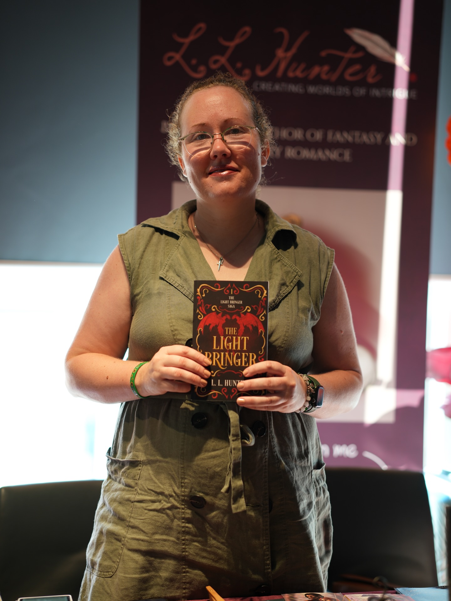 How amazing are these pics from the @celestialfantasyevents Perth signing?! Taken by the talented Miranda at @goldenwingpress